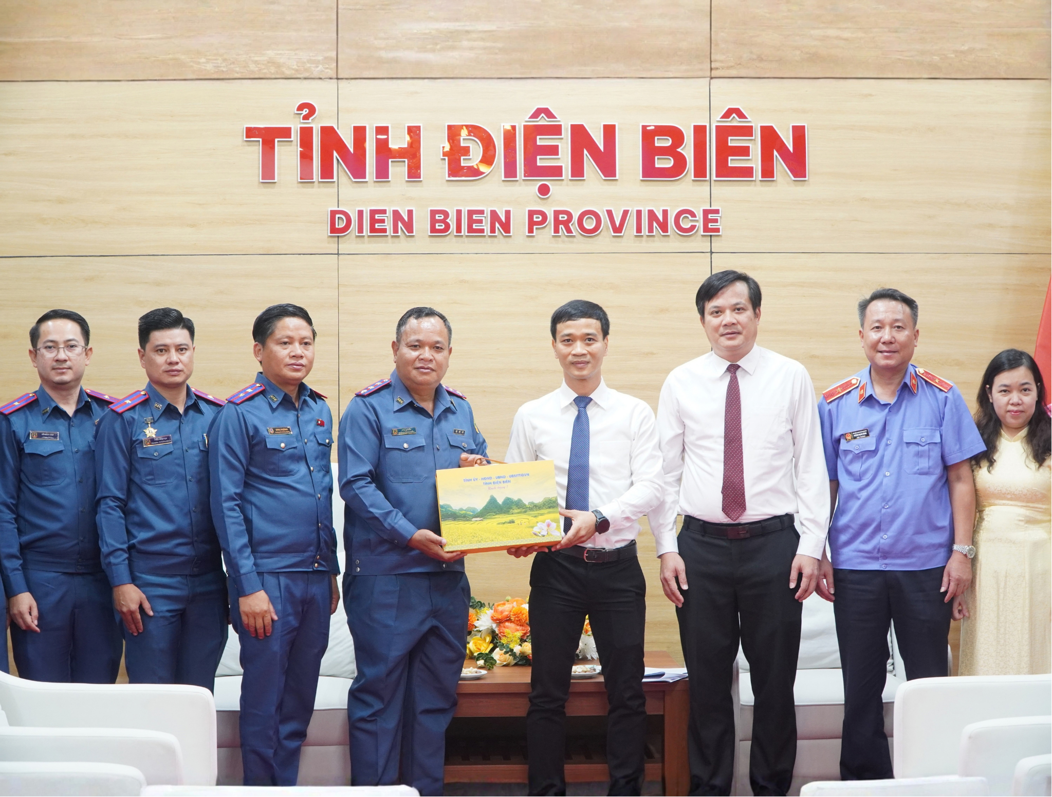 Phó Bí thư Tỉnh ủy Nguyễn Văn Thắng tiếp Đoàn đại biểu Viện Kiểm sát Nhân dân tỉnh Phông Sa Lỳ