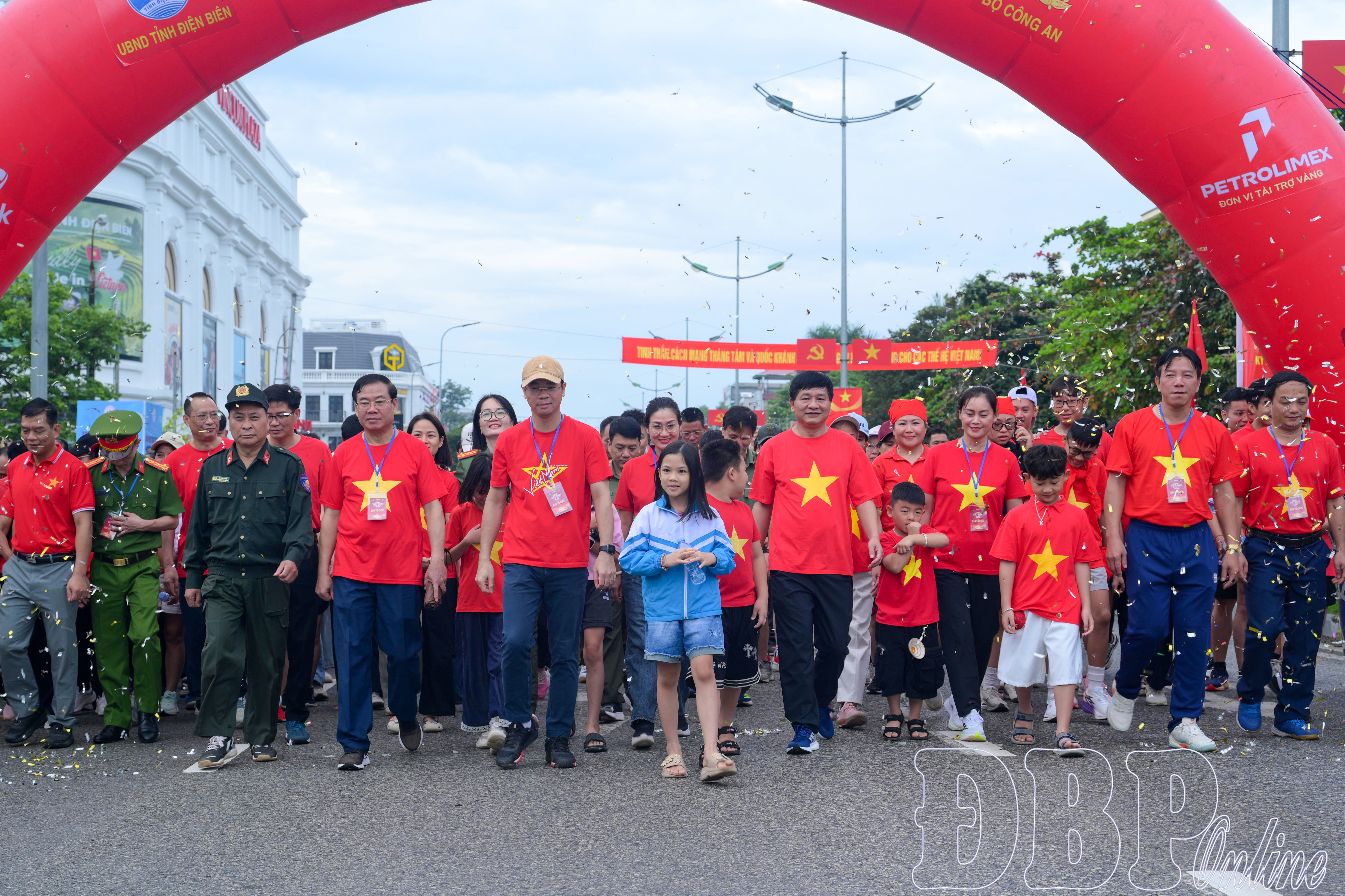 Hơn 5.000 người Điện Biên hưởng ứng “Cùng Việt Nam tiến bước”