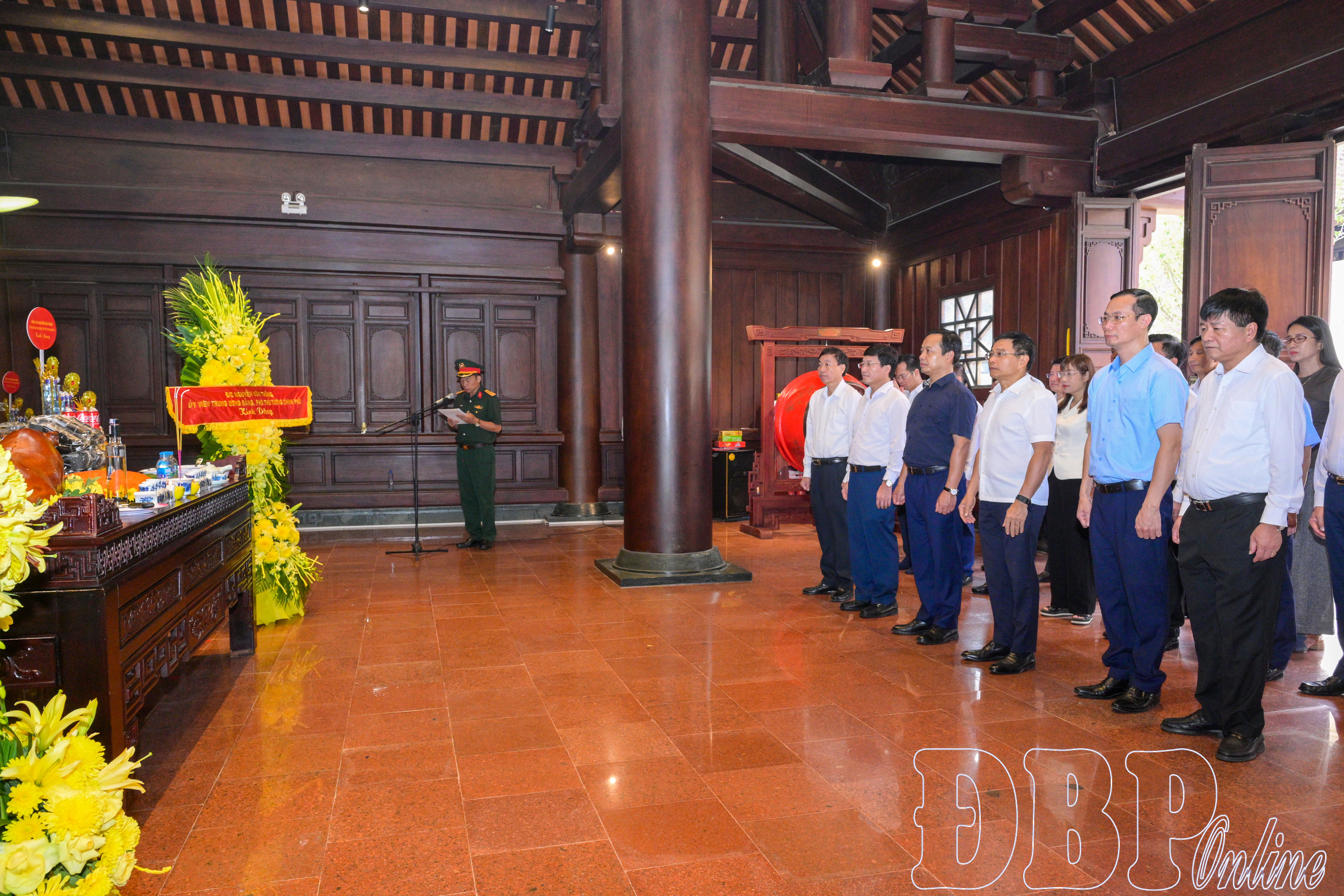 Phó Thủ tướng Chính phủ Nguyễn Văn Thắng dâng hương tưởng niệm Chủ tịch Hồ Chí Minh và các anh hùng, liệt sĩ tại Điện Biên