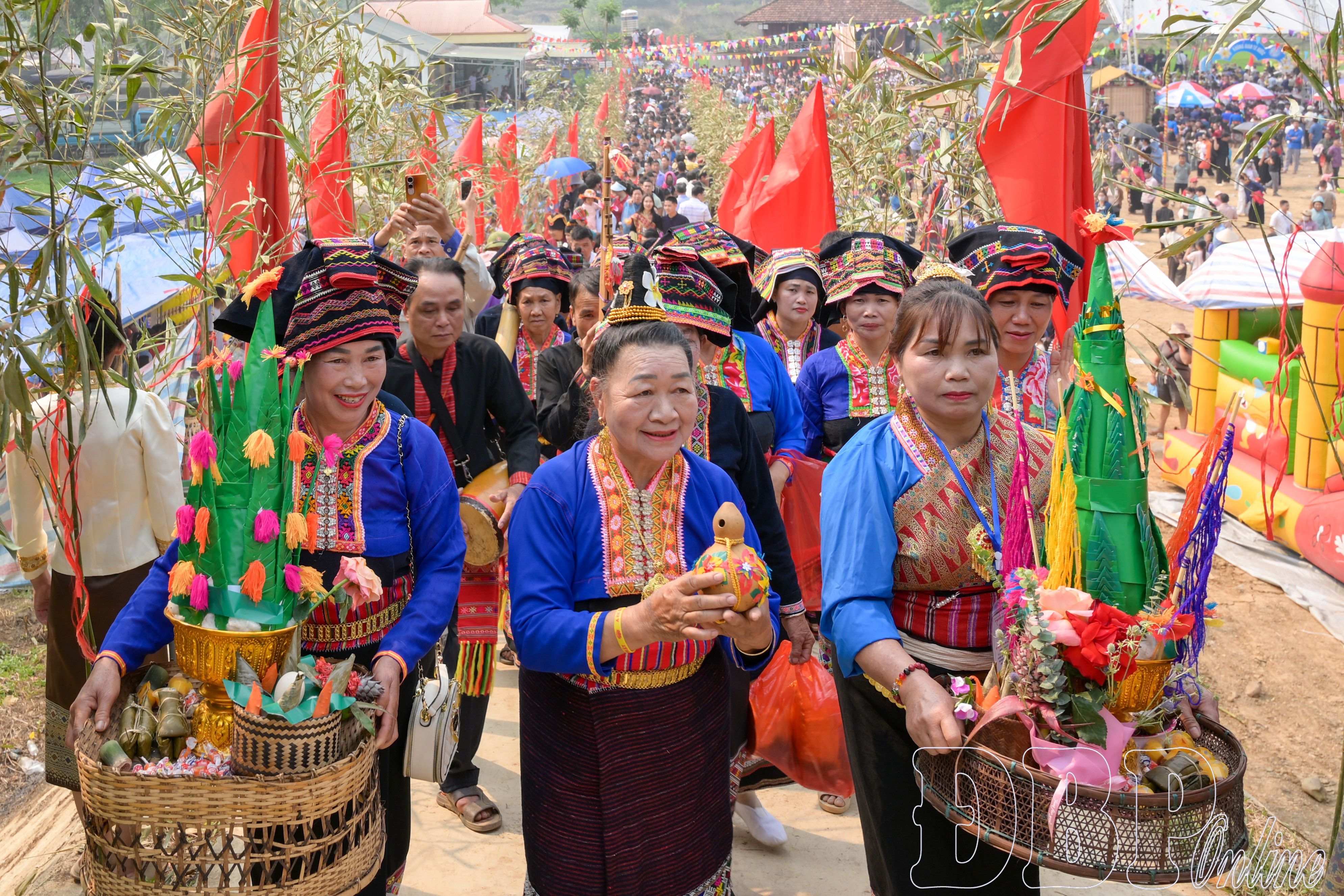 Núa Ngam rộn ràng Tết té nước Bun Huột Nặm