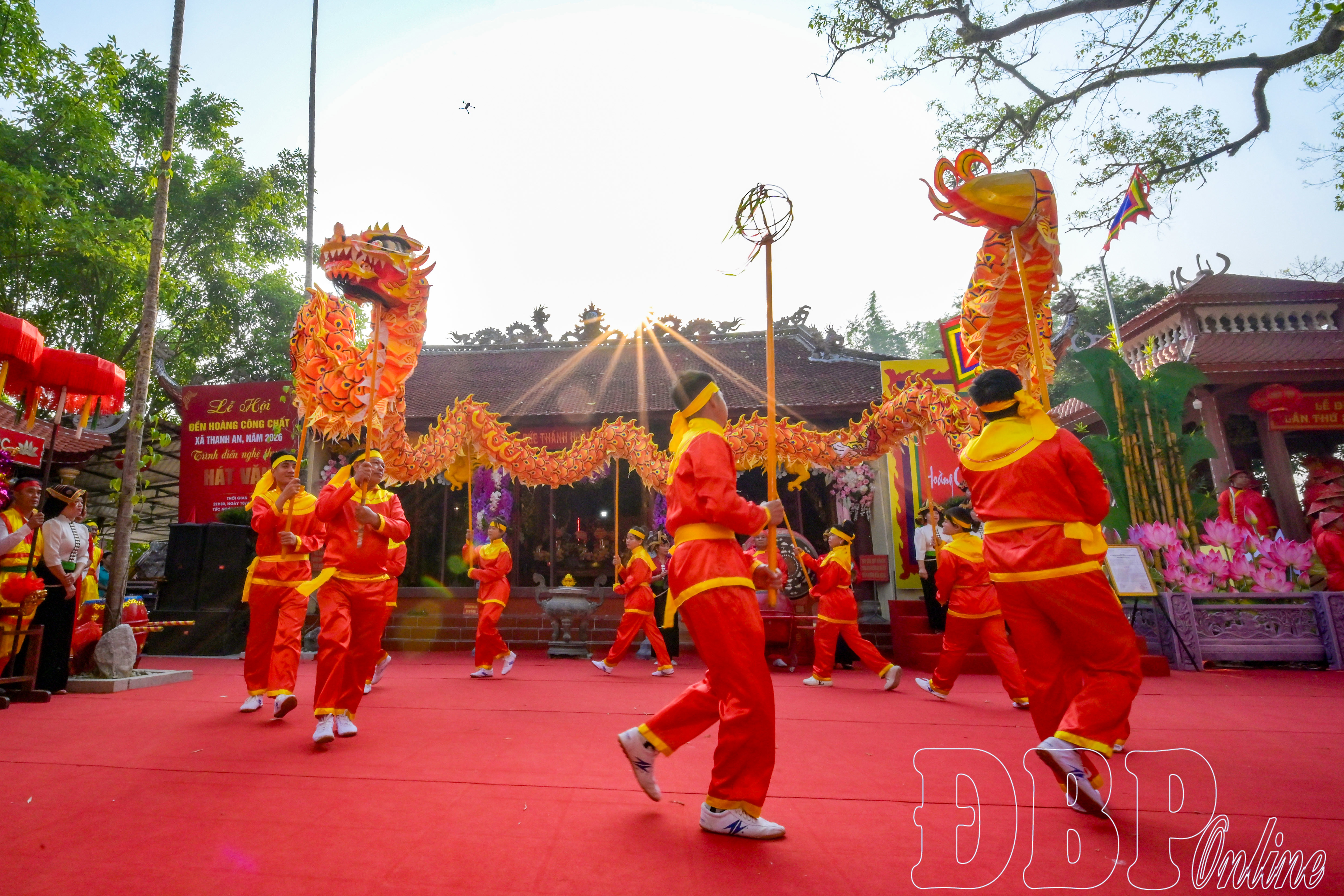 Rộn ràng khai hội Đền Hoàng Công Chất