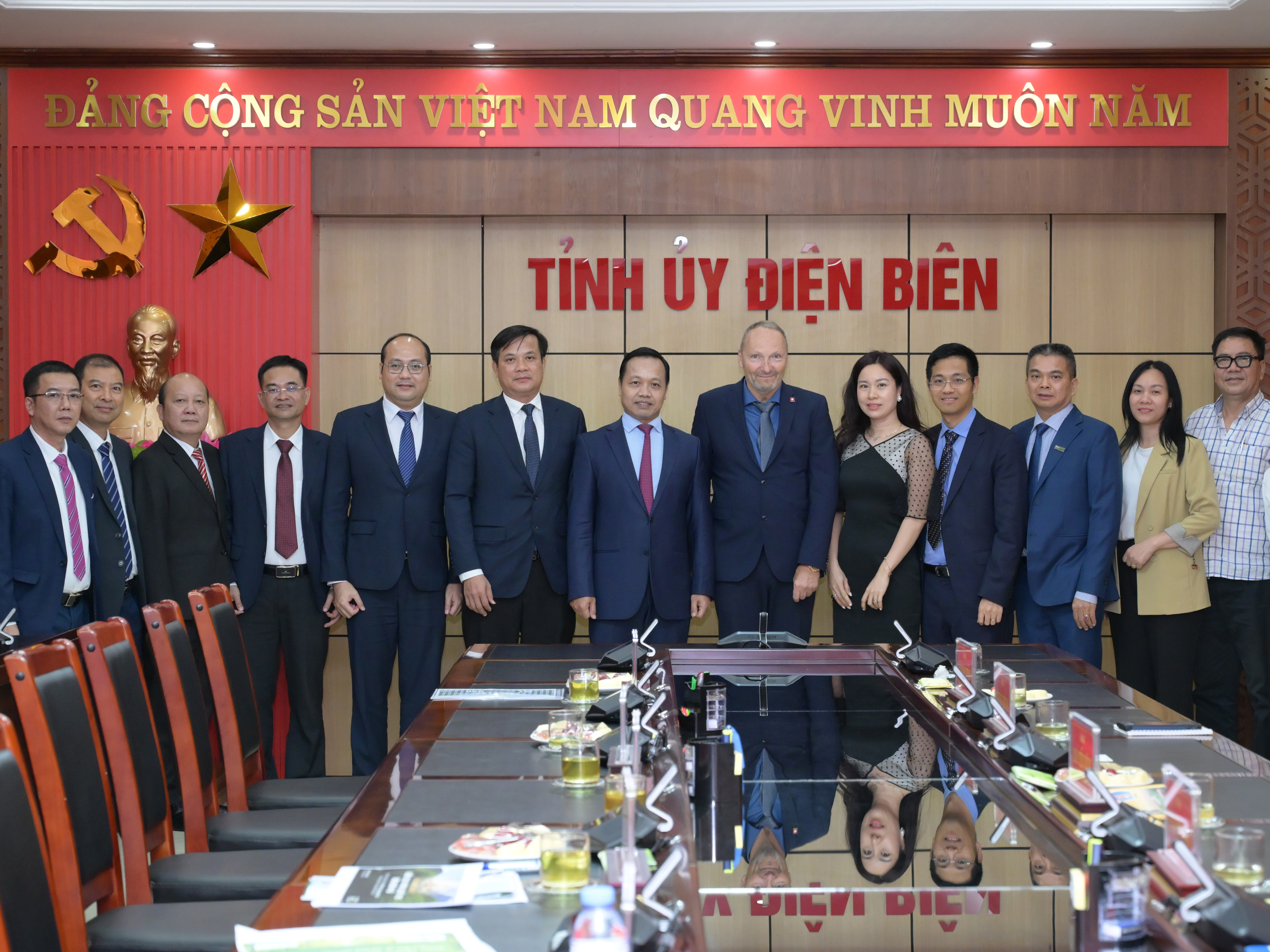 Bí thư Tỉnh ủy Trần Tiến Dũng làm việc với Công ty staBOO Holding AG  (Thụy Sĩ)