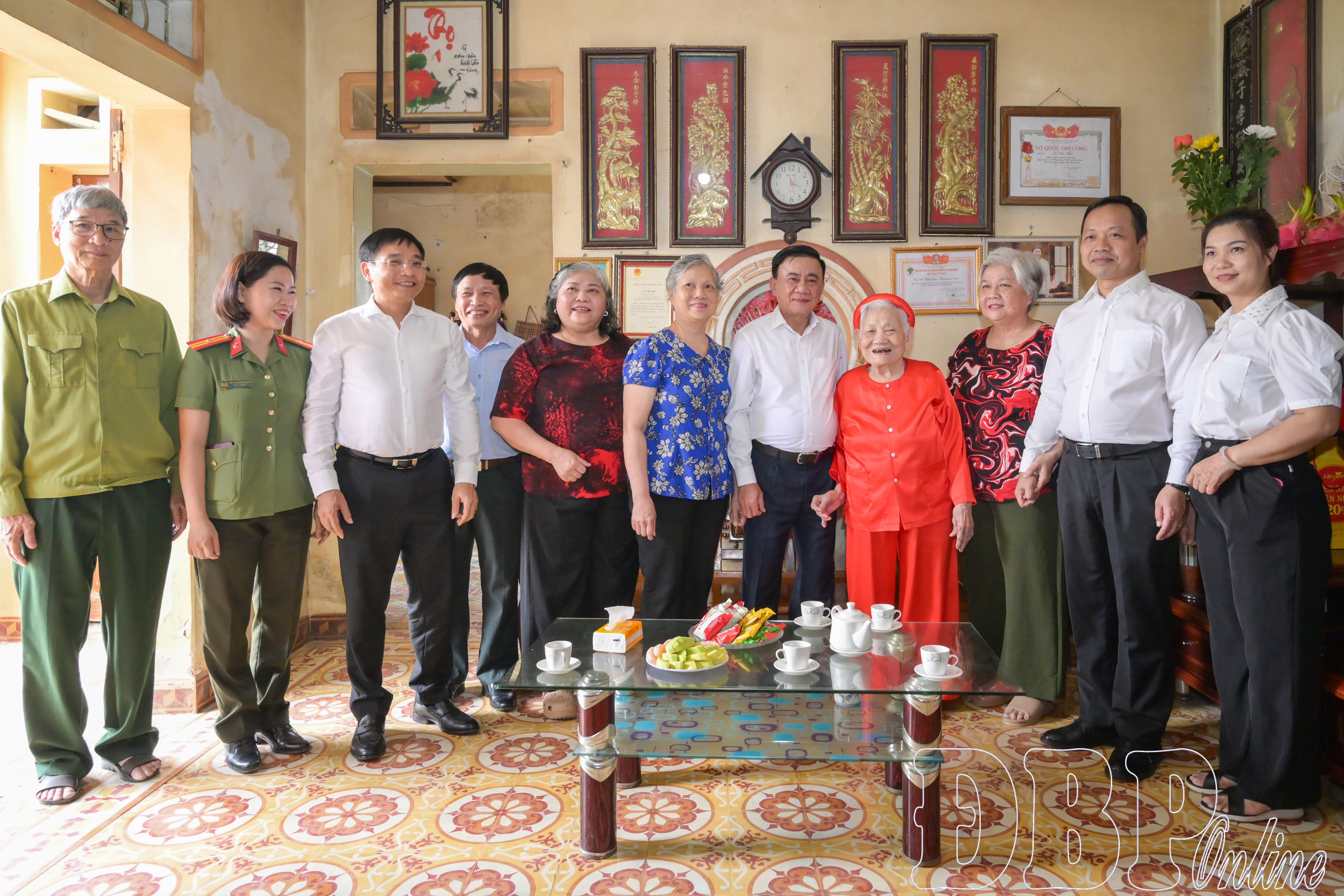 Thường trực Ban Bí thư Trần Cẩm Tú thăm, tặng quà gia đình chính sách tại Điện Biên