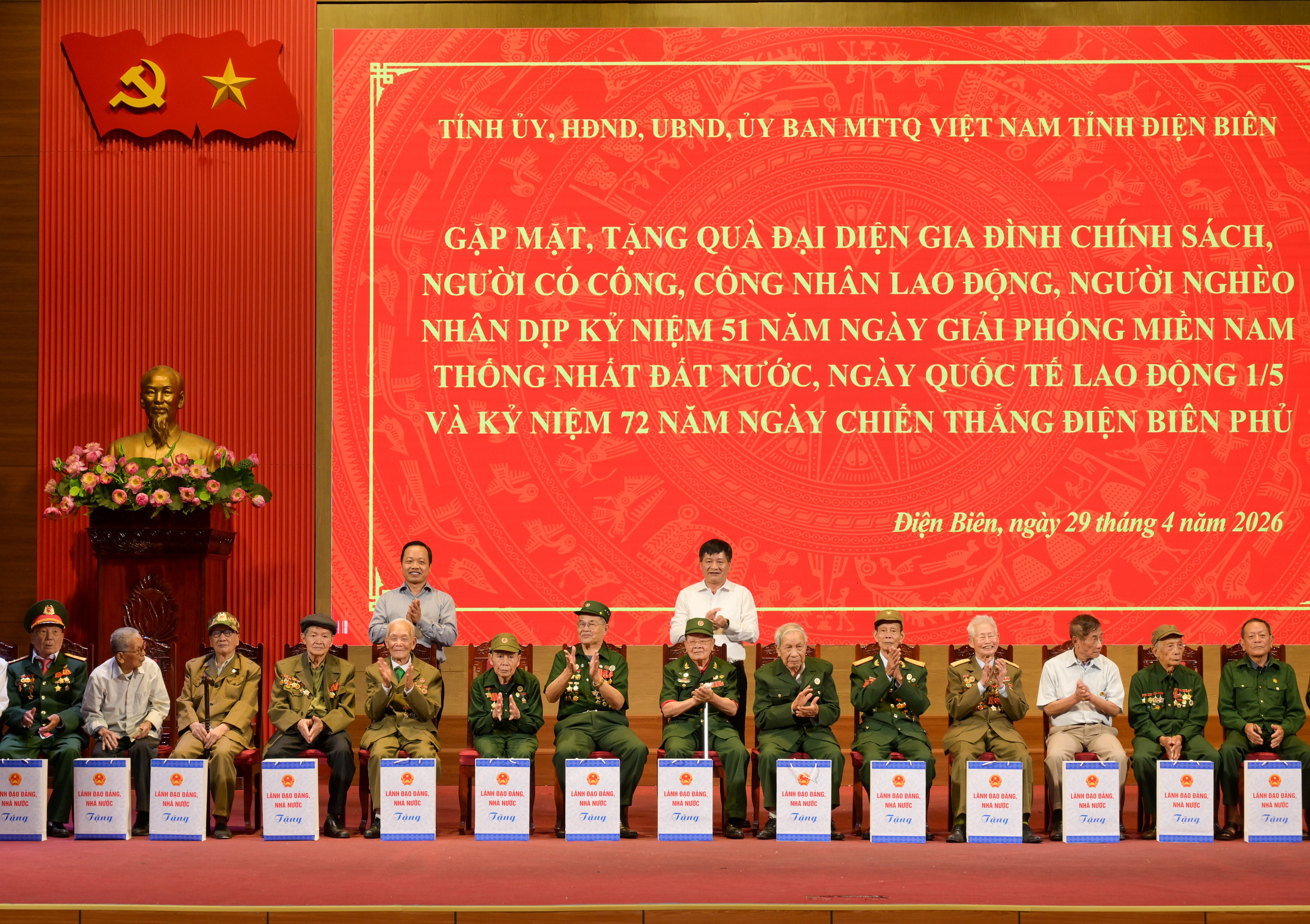 Gặp mặt, tặng quà gia đình chính sách, người có công, hộ nghèo