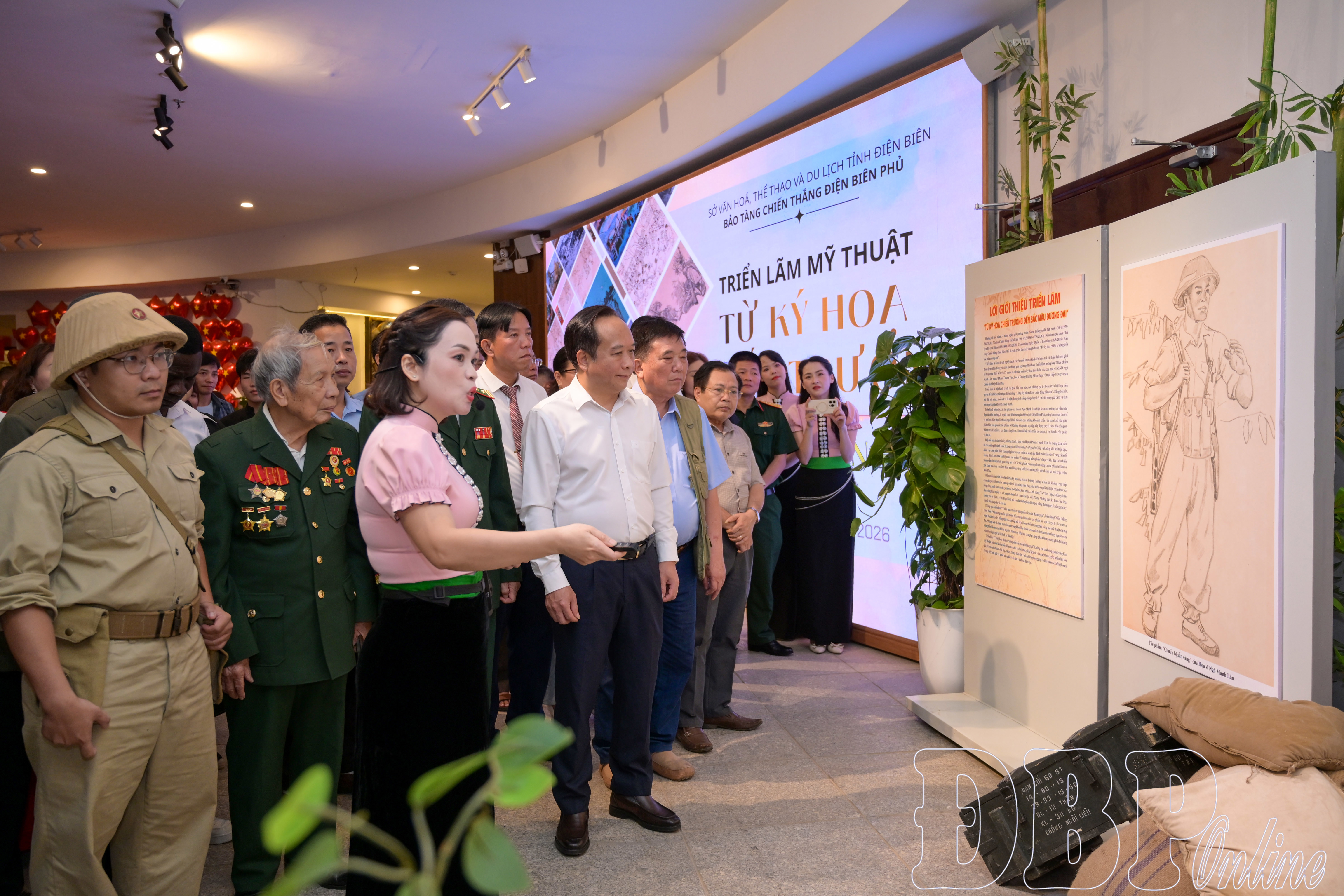 Khai mạc Triển lãm mỹ thuật “Từ ký họa chiến trường đến sắc màu đương đại”