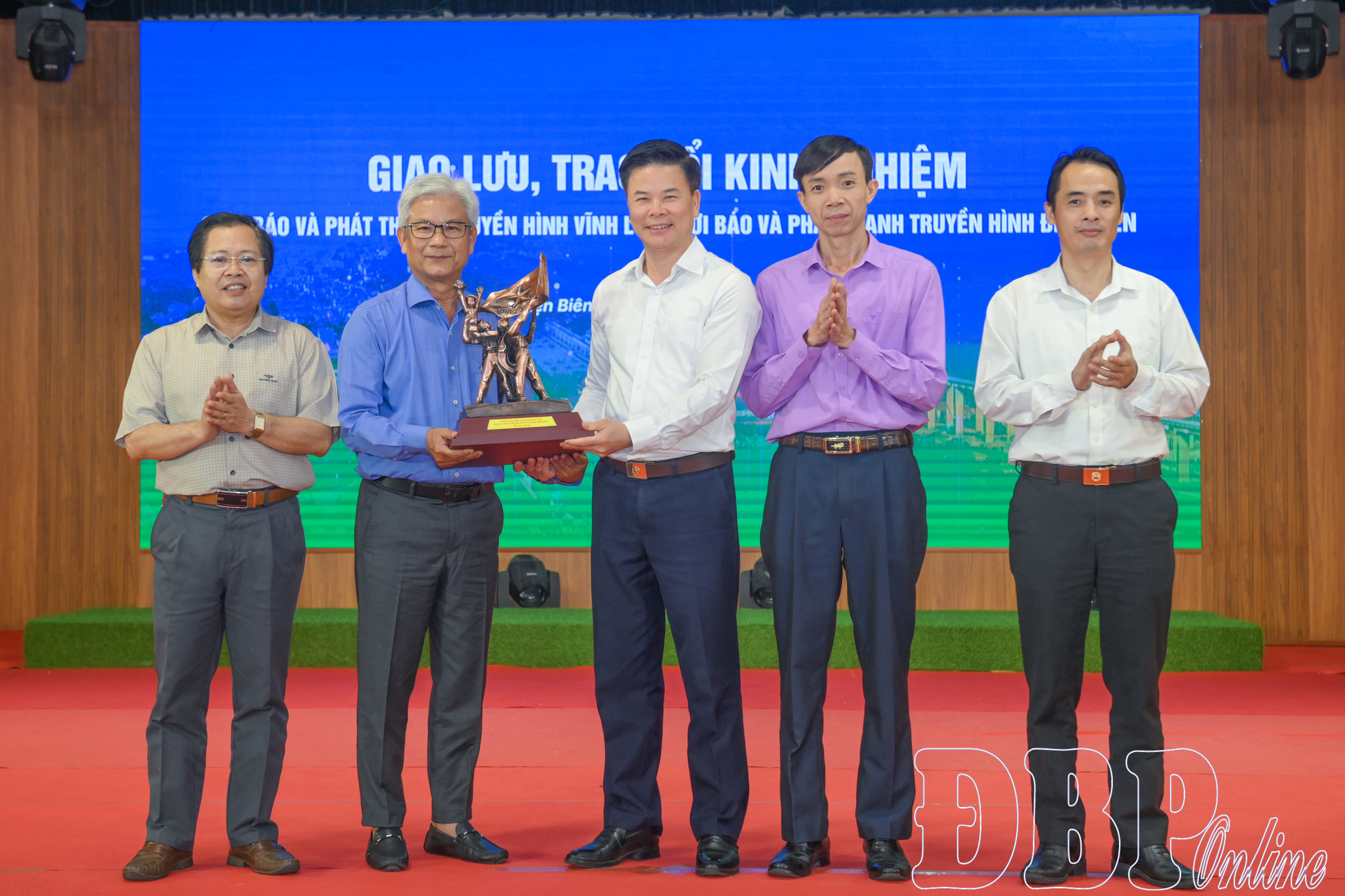 Tăng cường giao lưu, chia sẻ kinh nghiệm giữa Báo và PTTH 2 tỉnh: Điện Biên, Vĩnh Long