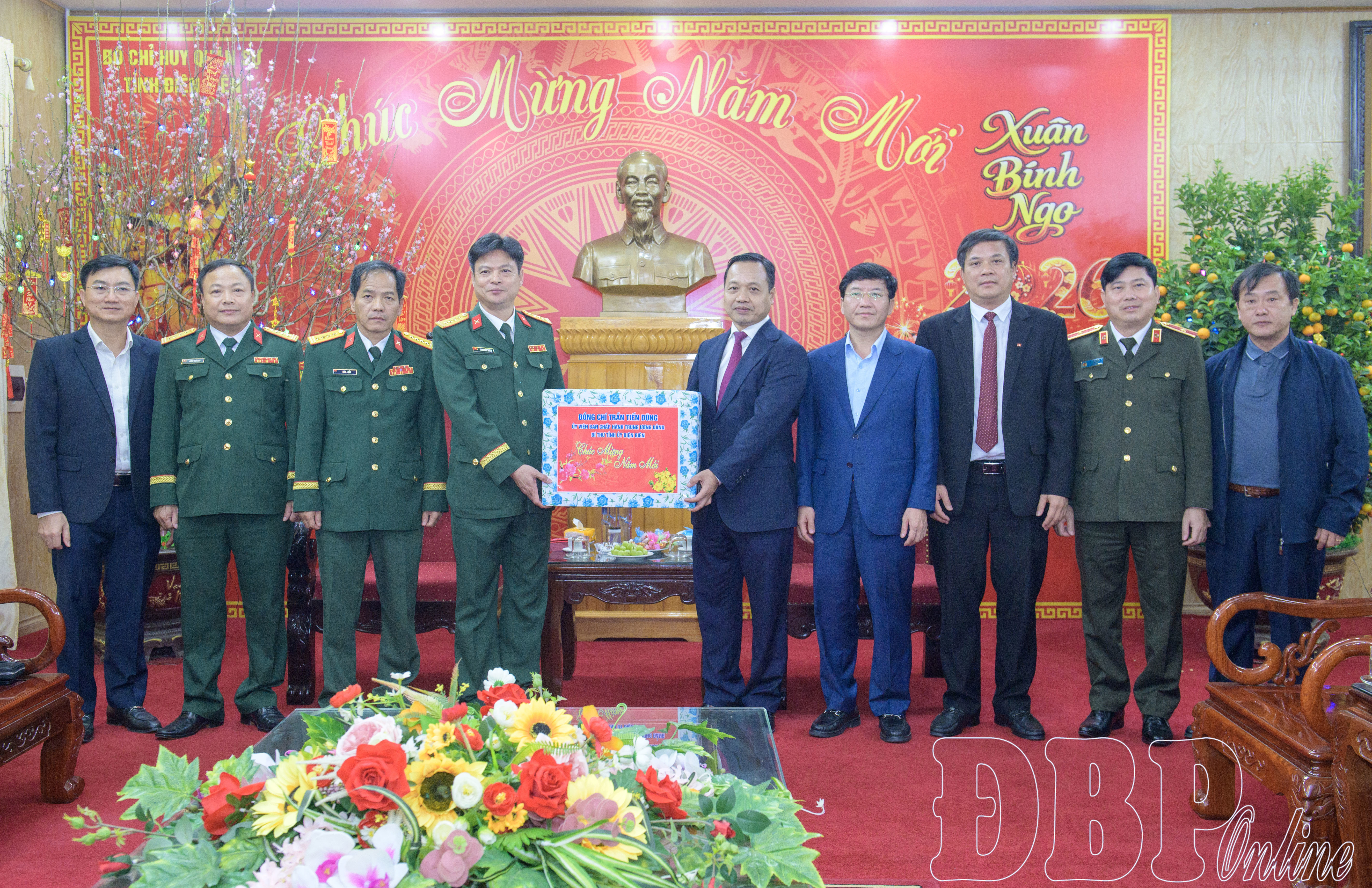 Bí thư Tỉnh ủy Trần Tiến Dũng thăm, chúc tết cán bộ, chiến sĩ Bộ Chỉ huy Quân sự tỉnh