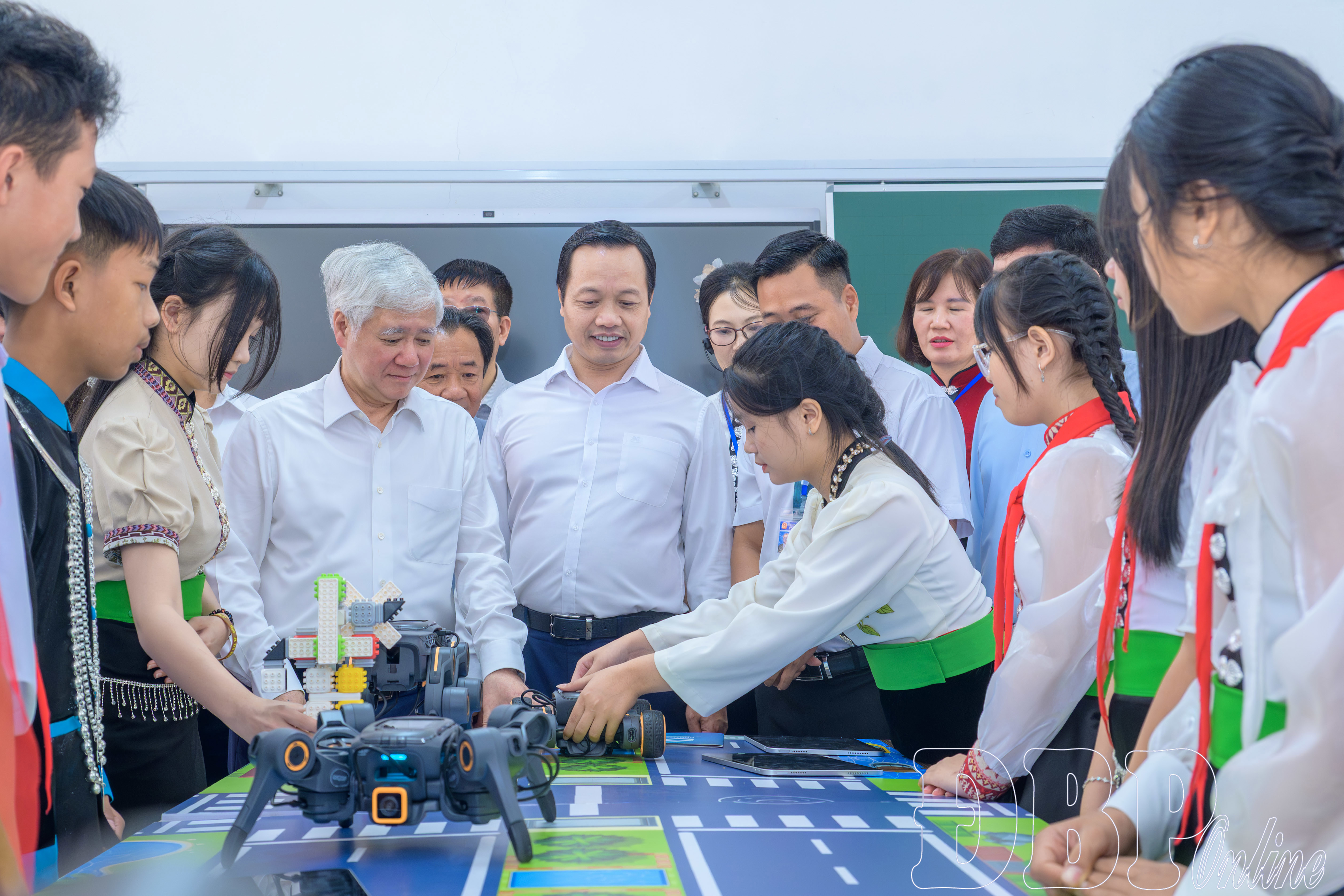 Phó Chủ tịch Thường trực Quốc hội Đỗ Văn Chiến thăm Trường PTNT Tiểu học - THCS Sam Mứn