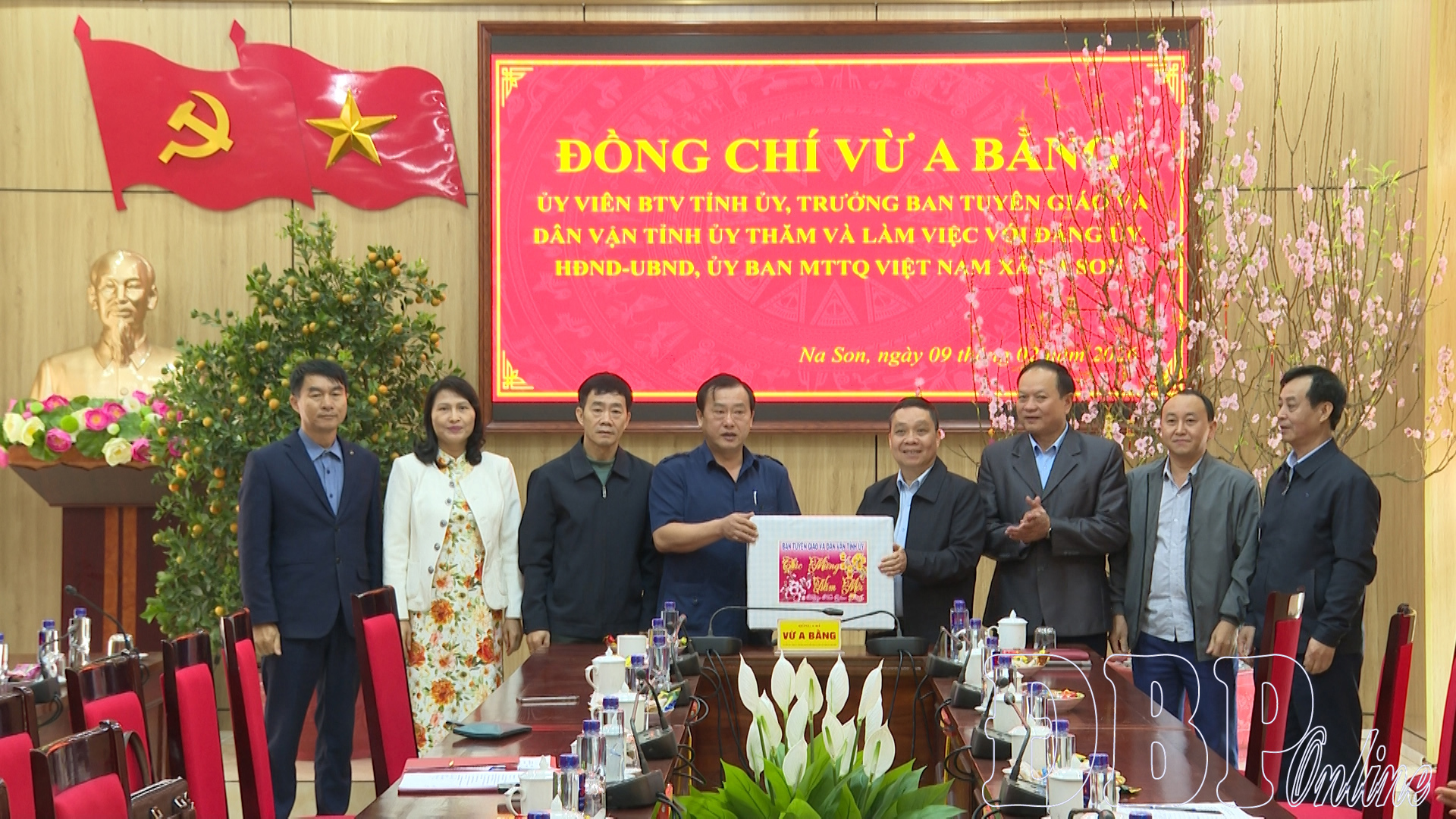 Trưởng ban Tuyên giáo và Dân vận Tỉnh ủy Vừ A Bằng chúc Tết tại xã Na Son