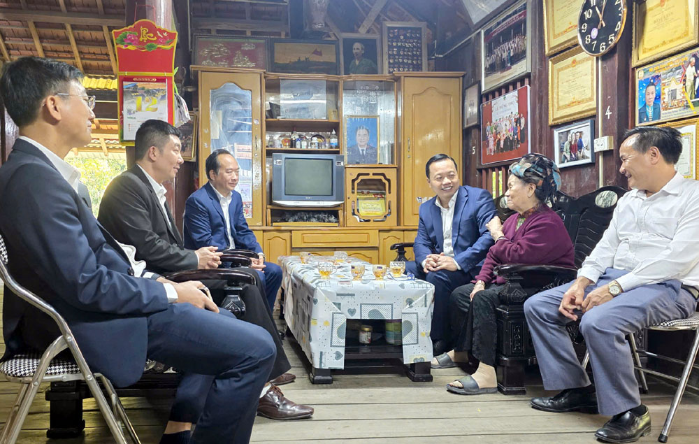 Bí thư Tỉnh ủy Trần Tiến Dũng thắp hương tri ân Cố Bí thư Tỉnh ủy Lò Văn Puốn và chúc tết các đơn vị