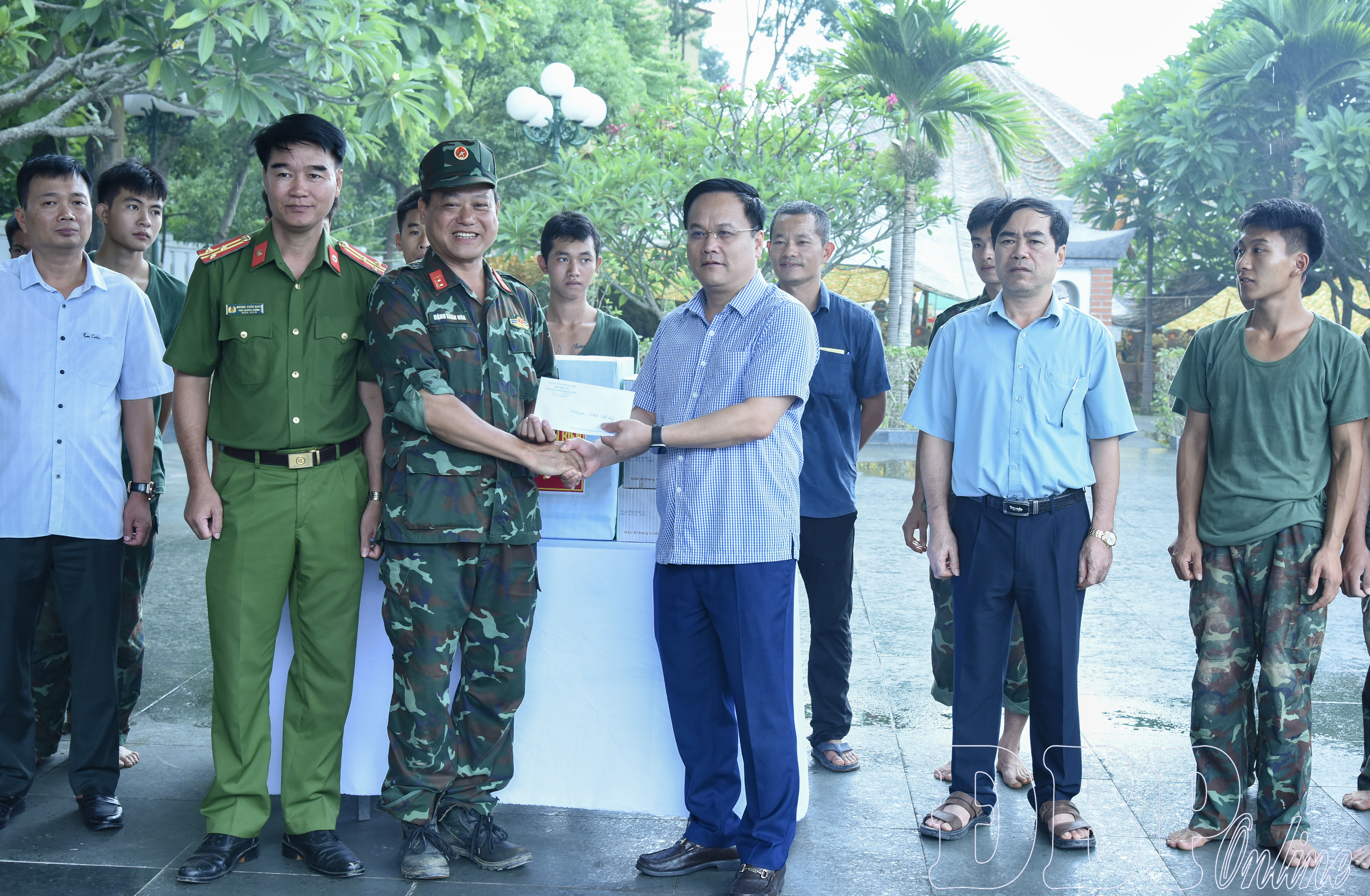 Sở Nội vụ tặng quà, động viên lực lượng lấy mẫu xác định danh tính liệt sĩ