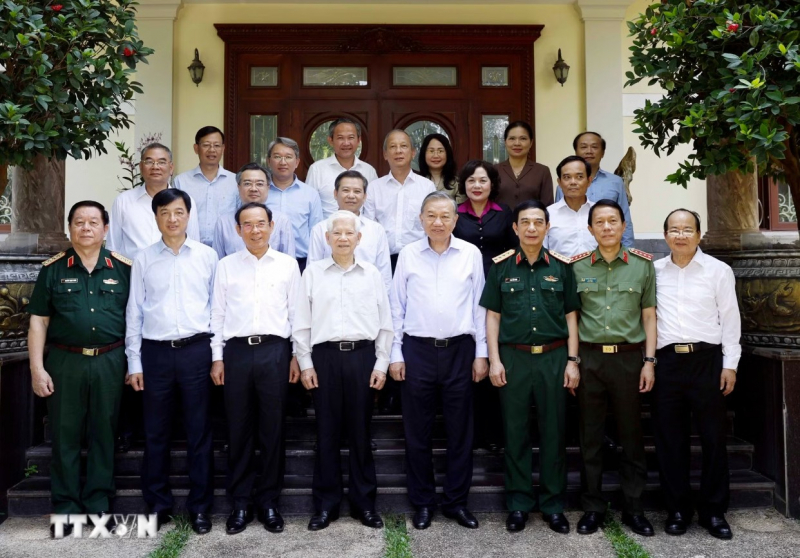 Tổng Bí thư, Chủ tịch nước thăm các nguyên lãnh đạo Đảng, Nhà nước và Mẹ Việt Nam Anh hùng