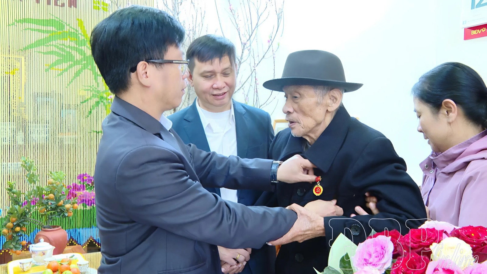 Đồng chí Phạm Đức Toàn trao Huy hiệu 65 năm tuổi Đảng cho đảng viên Nguyễn Kim Thành