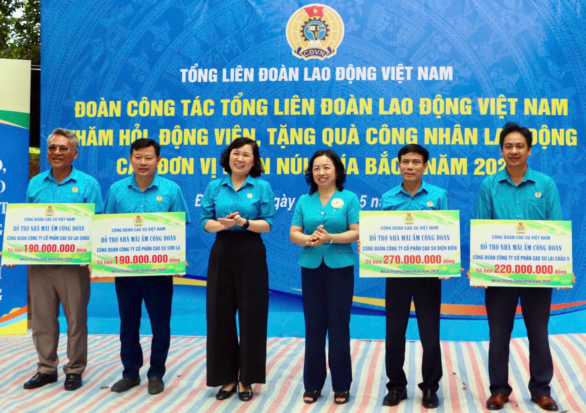 Tổng LĐLĐ Việt Nam thăm, tặng quà công nhân lao động