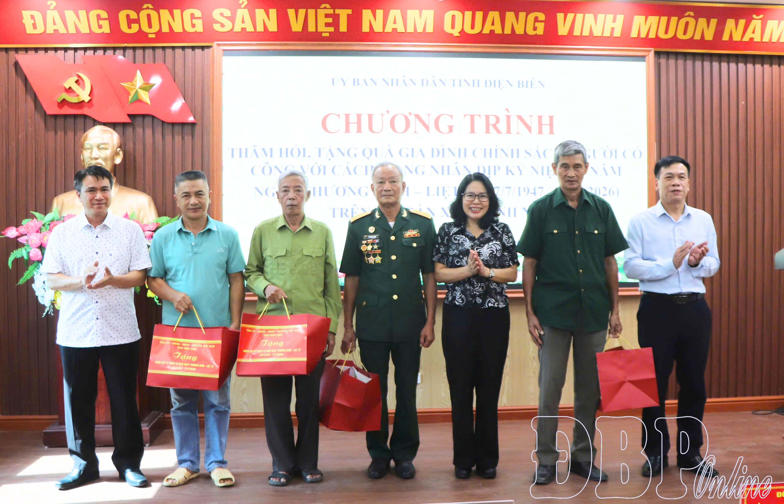 Đồng chí Lò Thị Minh Phượng tặng quà gia đình chính sách tại xã Thanh Nưa
