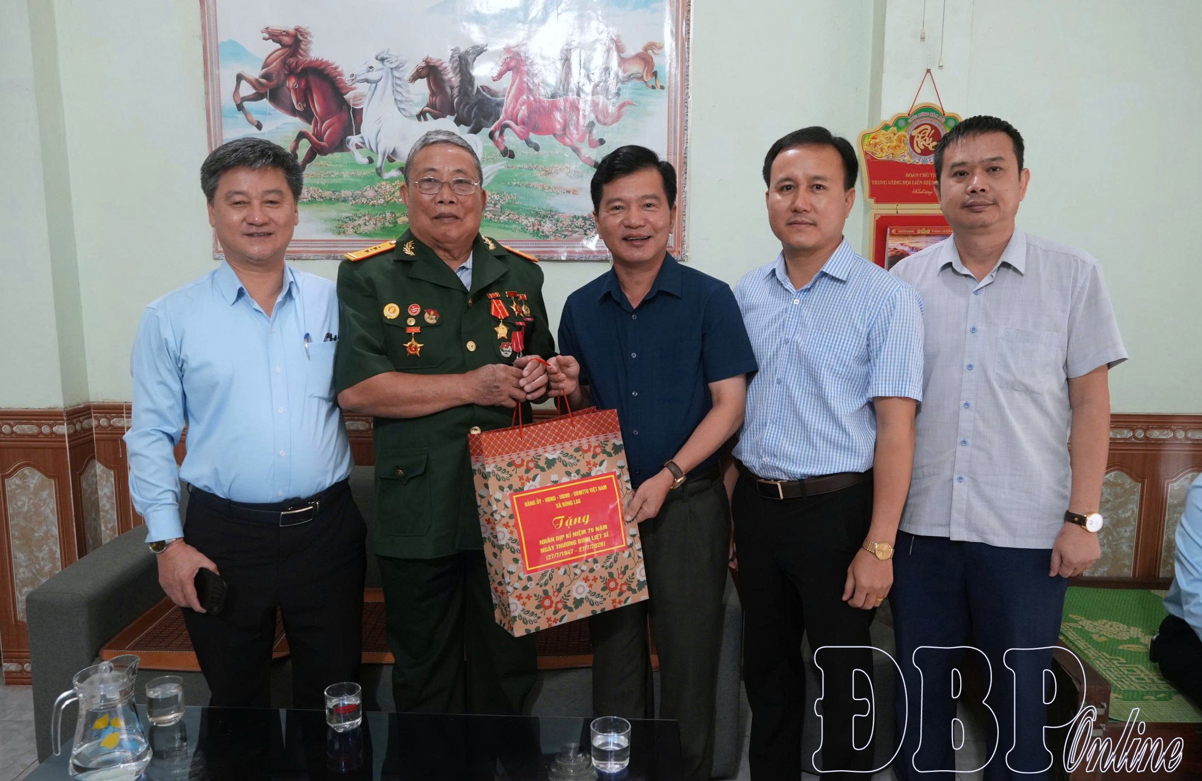 Chủ nhiệm Ủy ban Kiểm tra Tỉnh ủy Nguyễn Sỹ Quân thăm gia đình chính sách xã Búng Lao