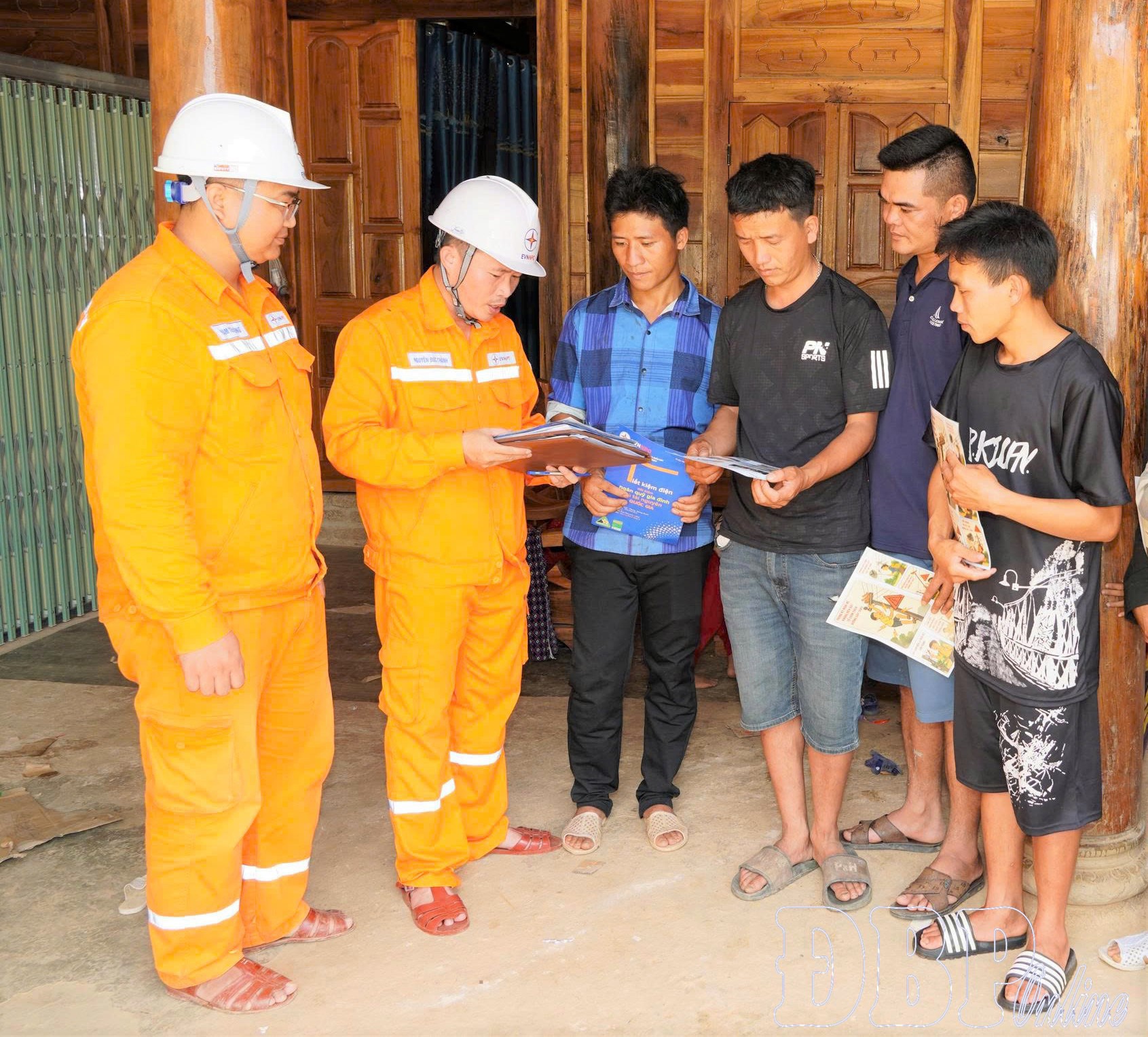 Điện về thắp sáng bản vùng cao