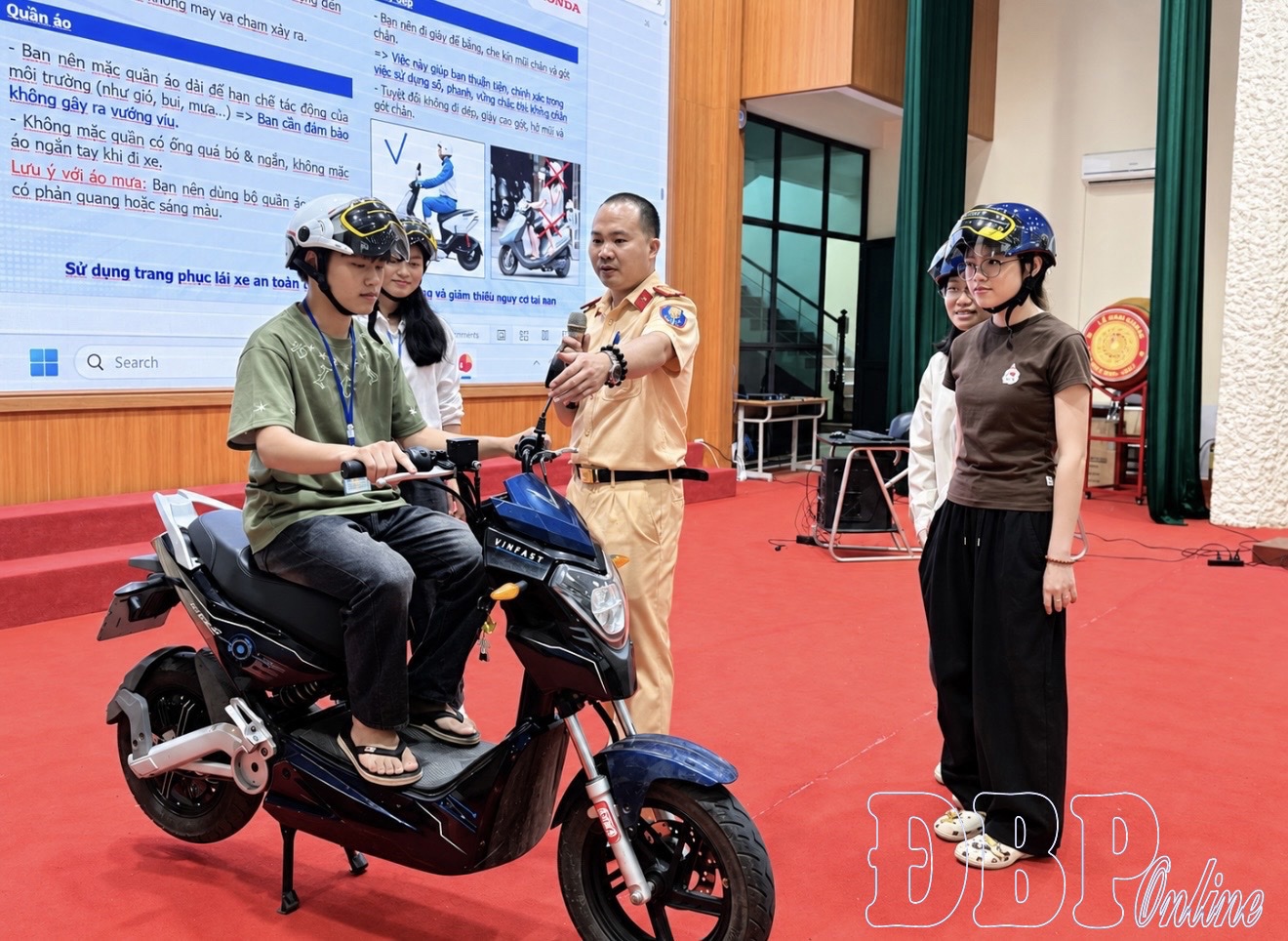 Trang bị kiến thức về an toàn giao thông, an ninh mạng cho hơn 400 học sinh, sinh viên
