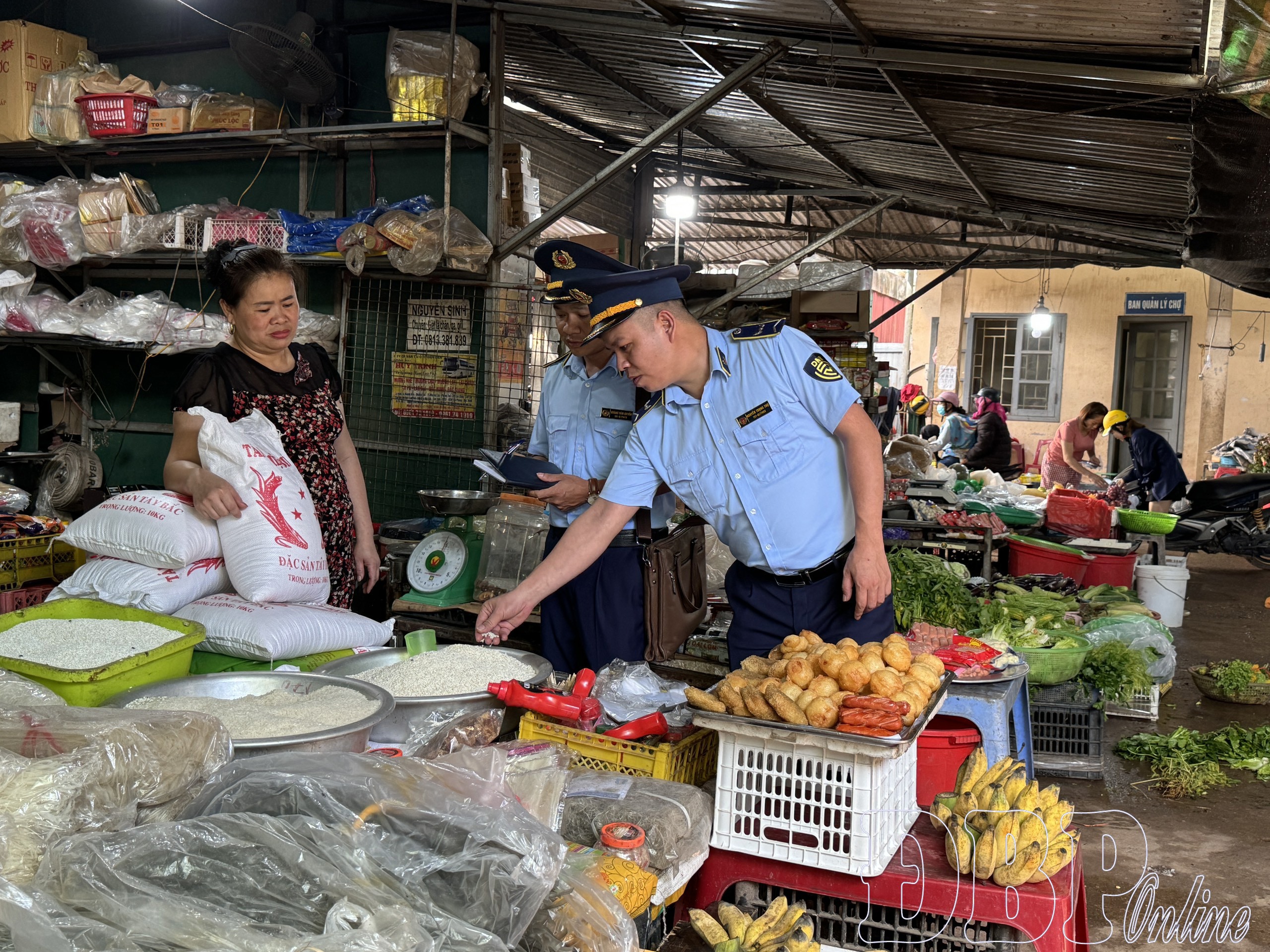 Đảm bảo cung ứng đủ hàng hóa mùa mưa lũ