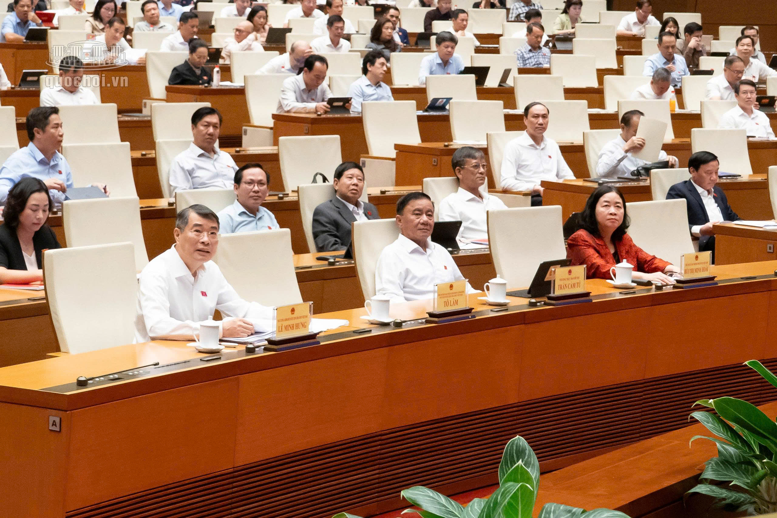 Quốc hội thảo luận ở hội trường về dự án Luật Đất đai (sửa đổi)
