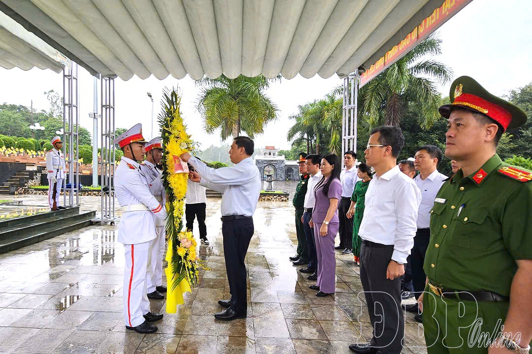 Đoàn công tác Tỉnh ủy Lào Cai dâng hương tưởng niệm các Anh hùng liệt sỹ tại Điện Biên