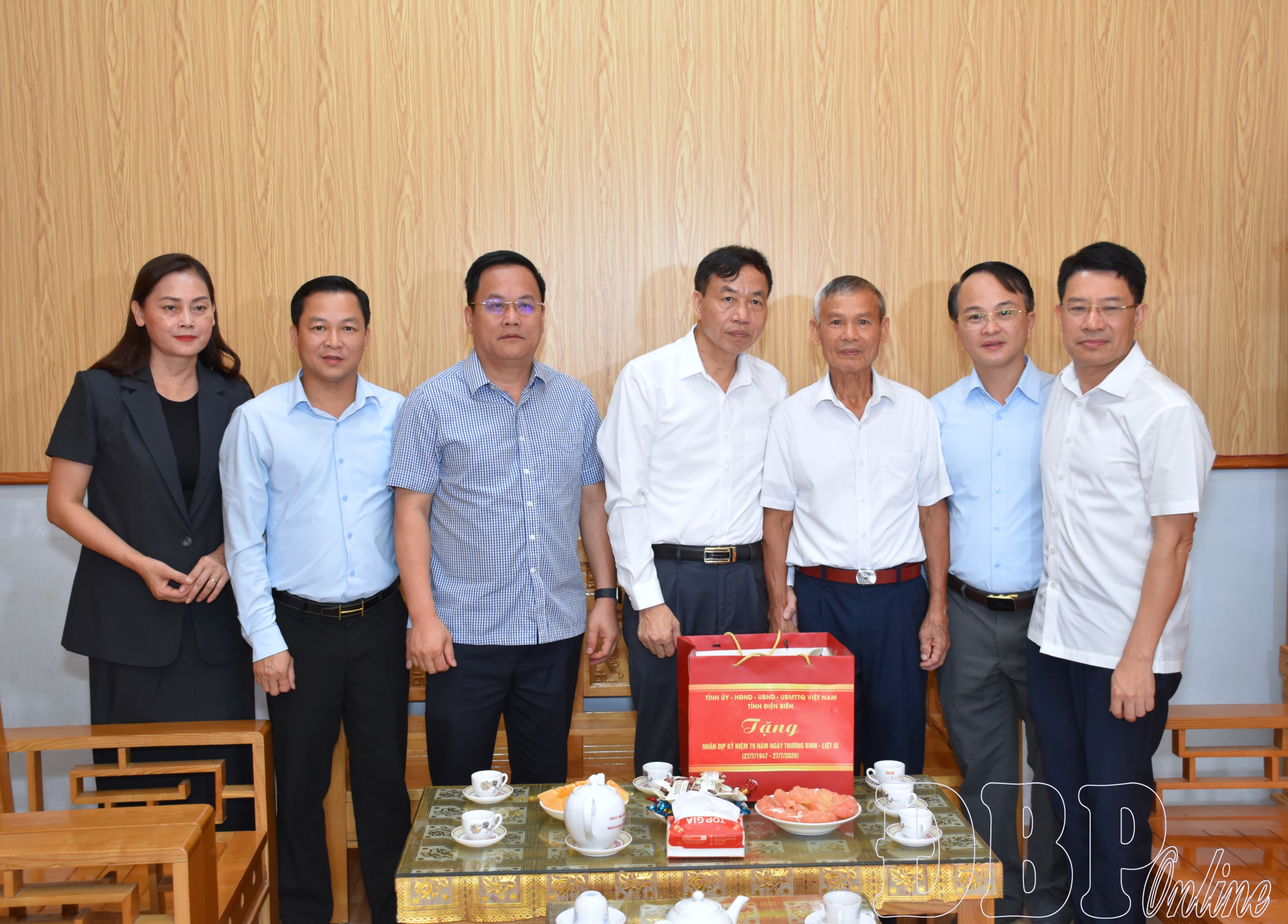 Chủ tịch UBND tỉnh Lê Văn Lương tặng quà gia đình chính sách phường Điện Biên Phủ