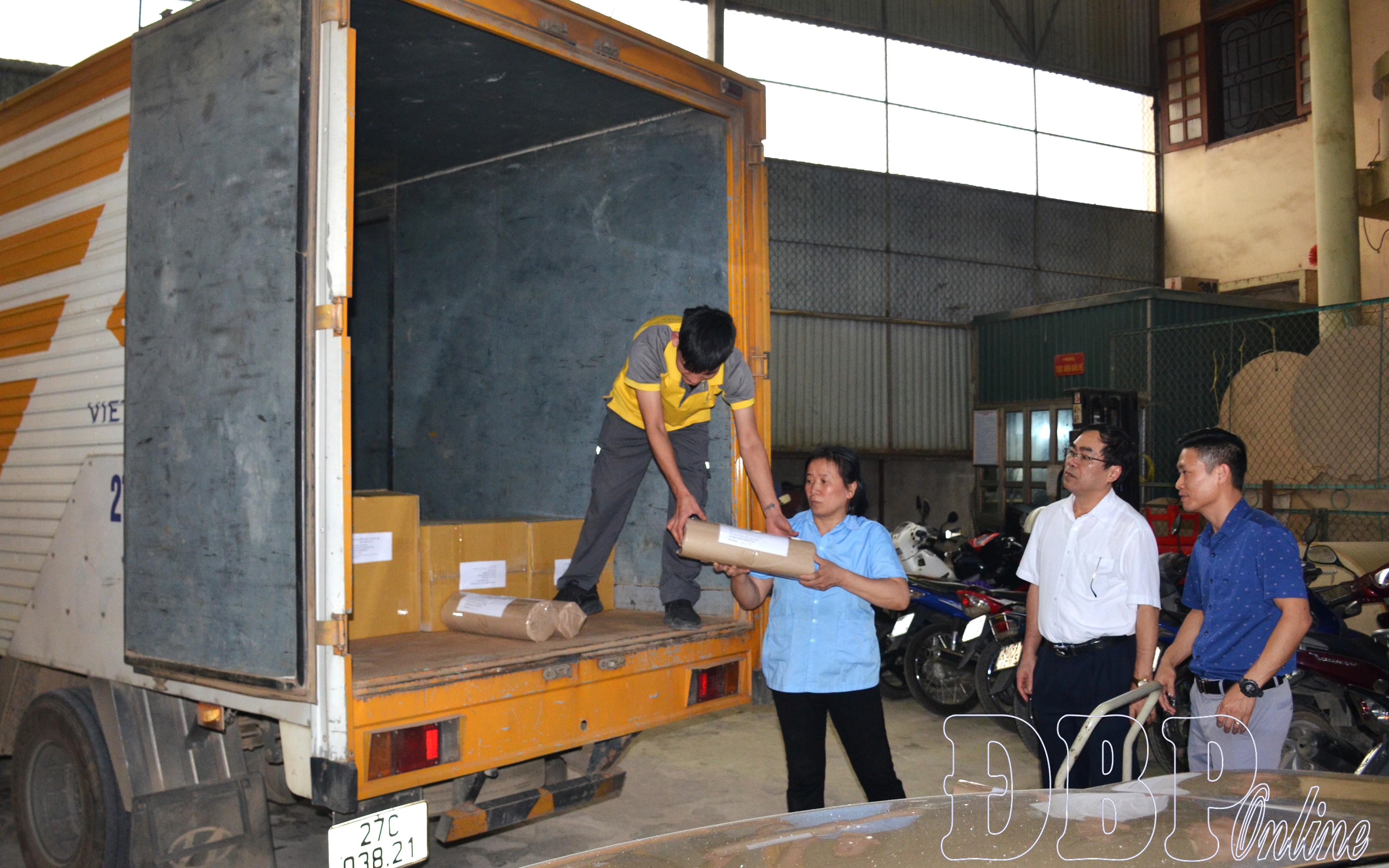 Khẩn trương vận chuyển tài liệu bầu cử đến cơ sở