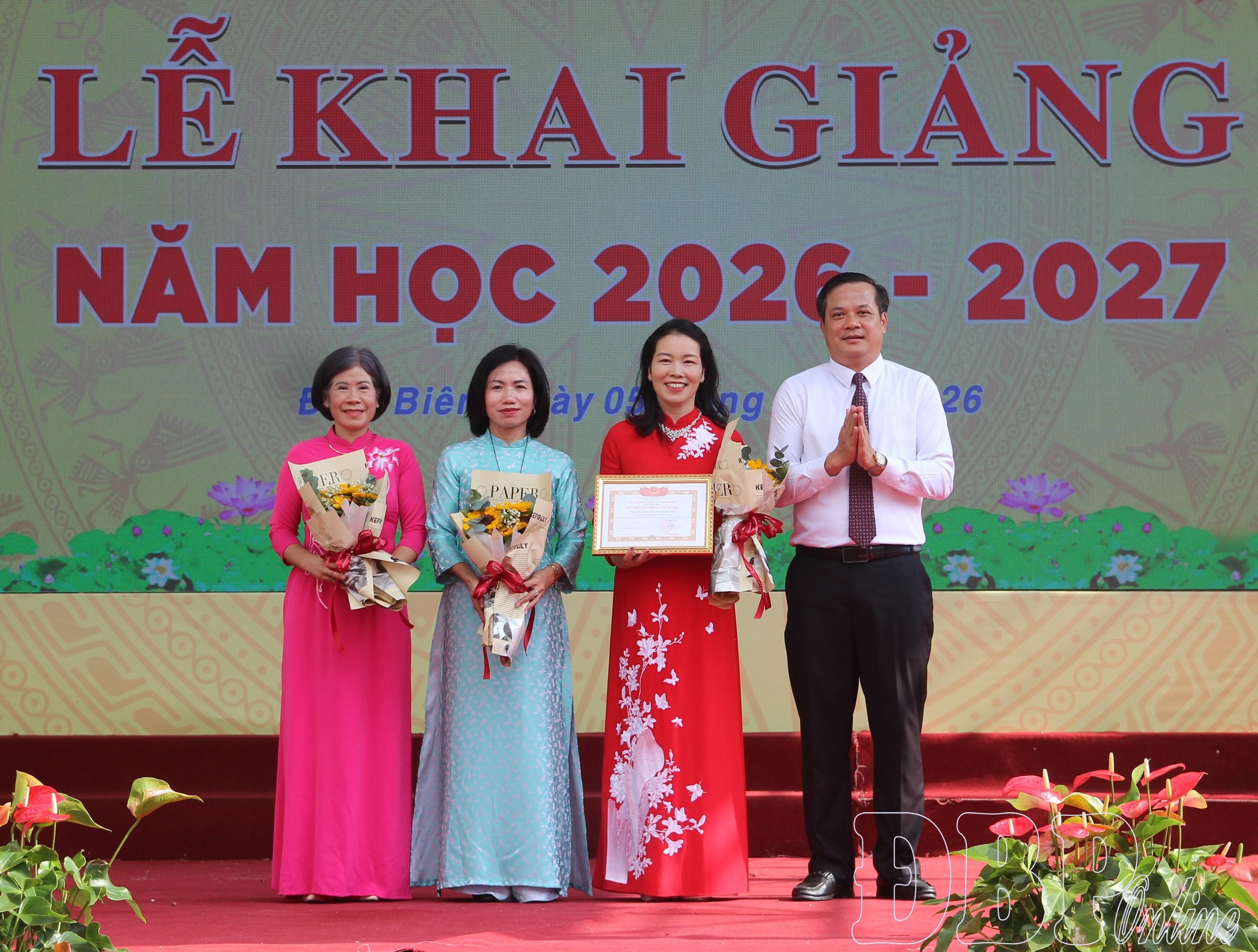 Đồng chí Lò Văn Cương đánh trống khai trường tại Trường THPT chuyên Lê Quý Đôn
