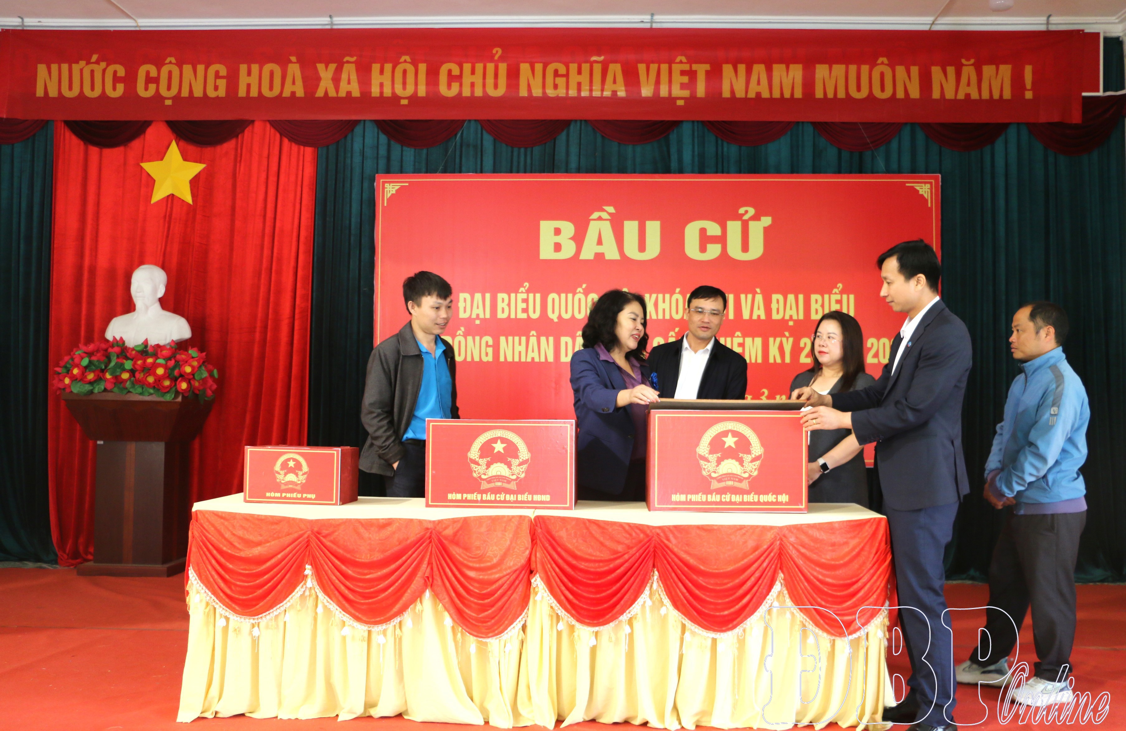 Đoàn kiểm tra số 3 của Ủy ban Bầu cử tỉnh kiểm tra công tác bầu cử tại xã Quài Tở