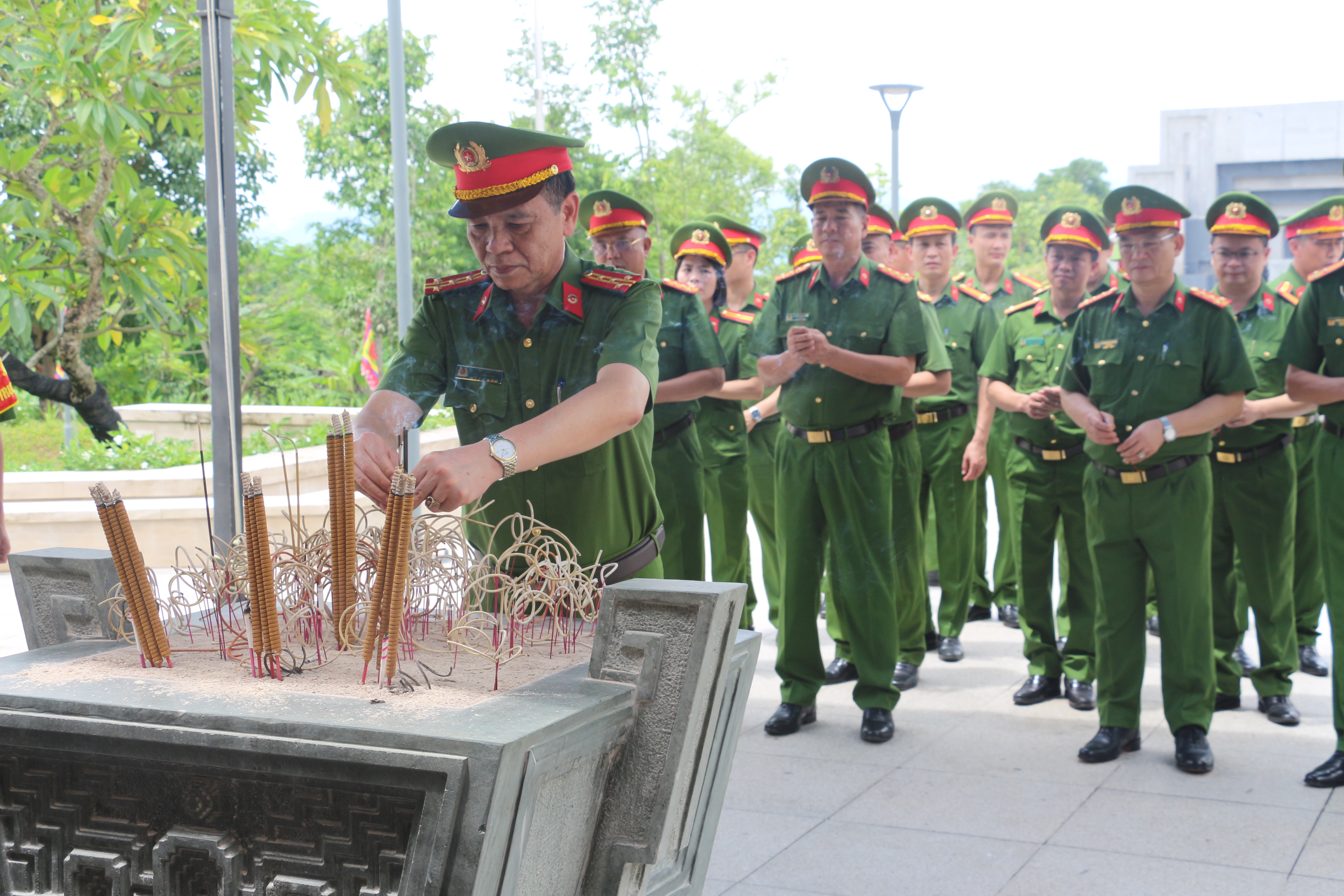Đoàn công tác Cục C10 tri ân tại các địa chỉ đỏ ở Điện Biên