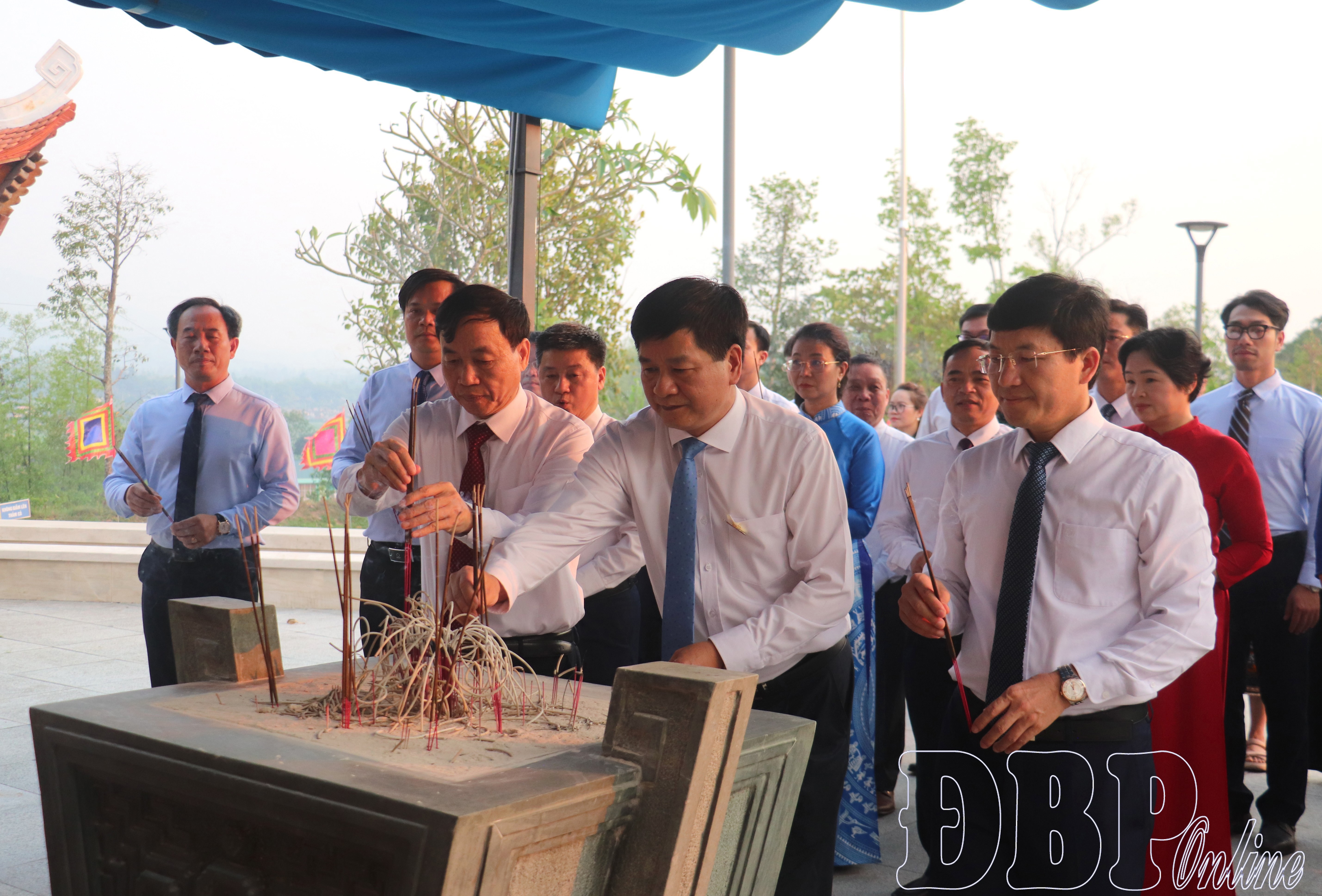 Đoàn đại biểu dự kỳ họp thứ nhất, HĐND tỉnh nhiệm kỳ 2026 - 2031 dâng hương tưởng niệm Chủ tịch Hồ Chí Minh và tri ân các anh hùng liệt sĩ