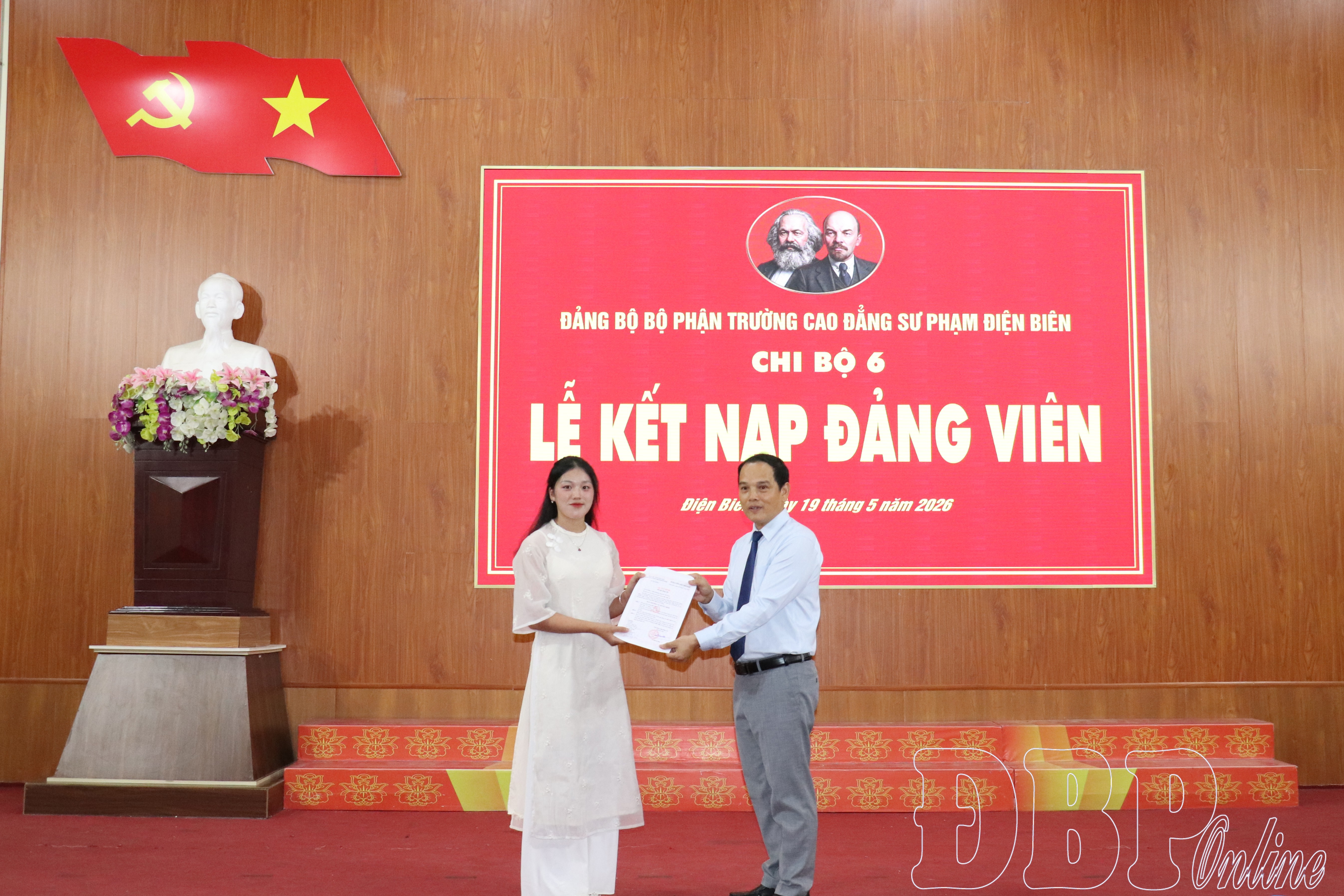 Trường Cao đẳng Sư phạm Điện Biên kết nạp 22 đảng viên