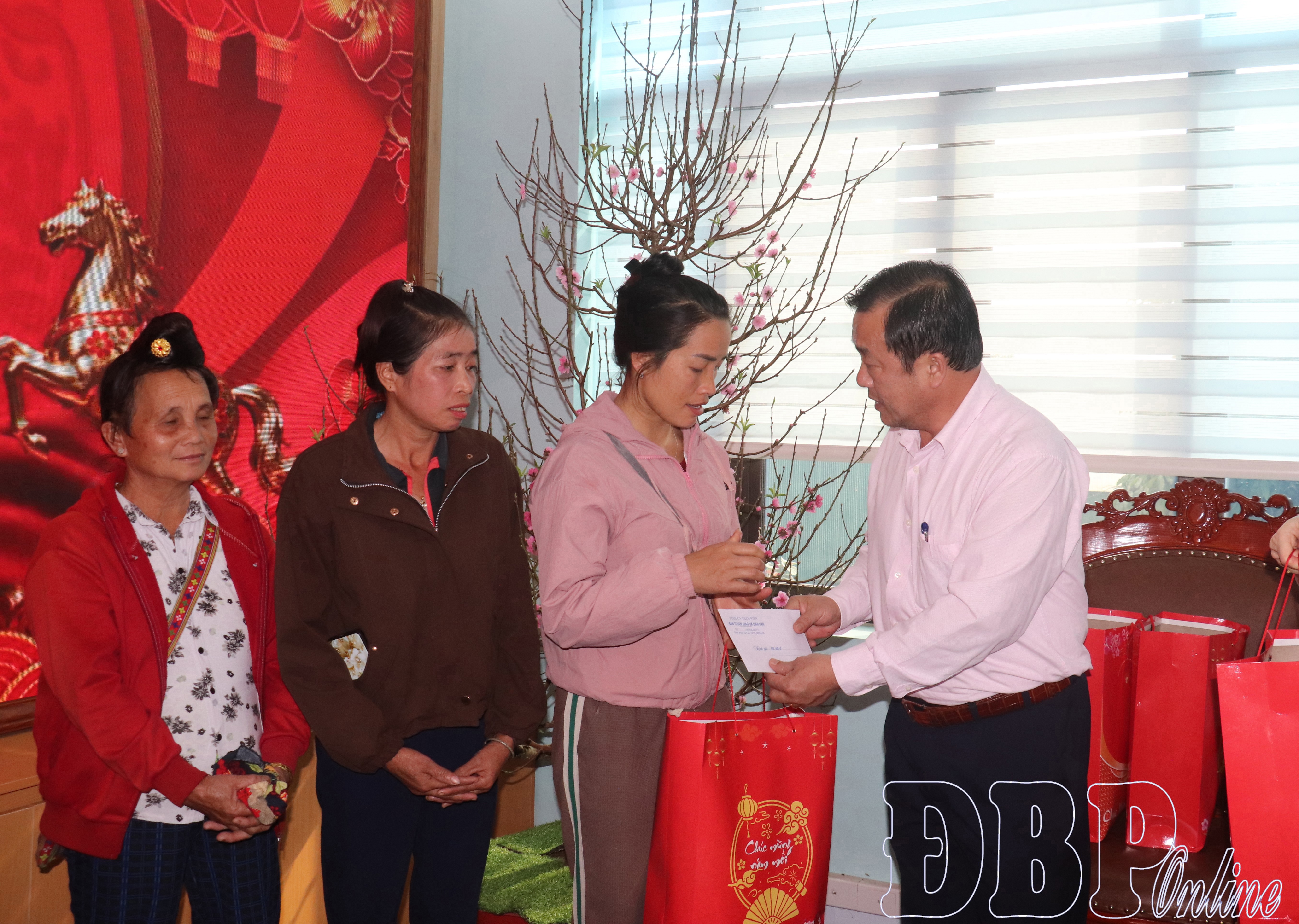 Trưởng ban Tuyên giáo và Dân vận Tỉnh ủy Vừ A Bằng thăm, chúc Tết tại xã Na Sang, Mường Tùng