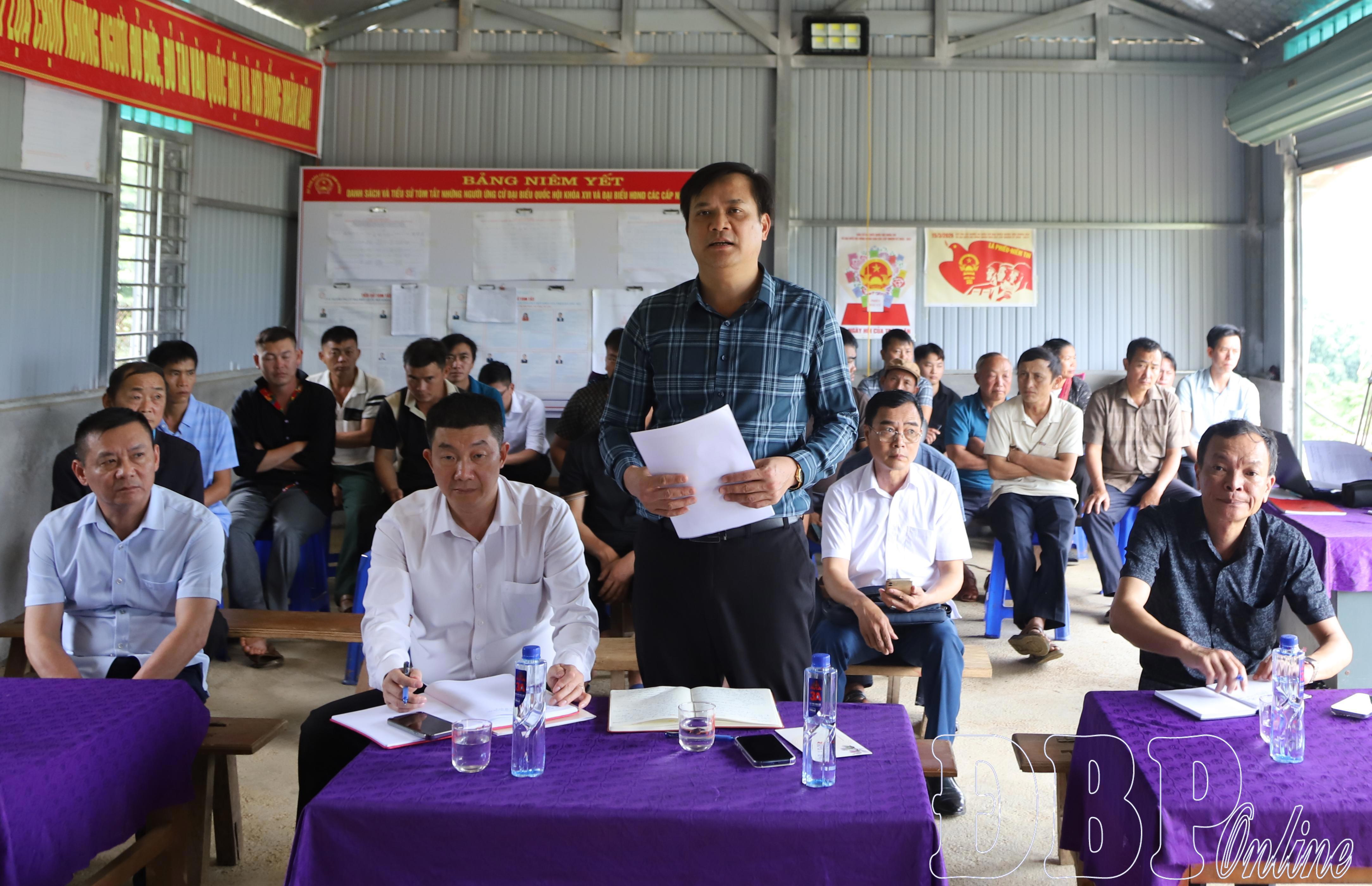 Phó Chủ tịch Thường trực UBND tỉnh Lò Văn Cương dự sinh hoạt chi bộ tại xã Sính Phình