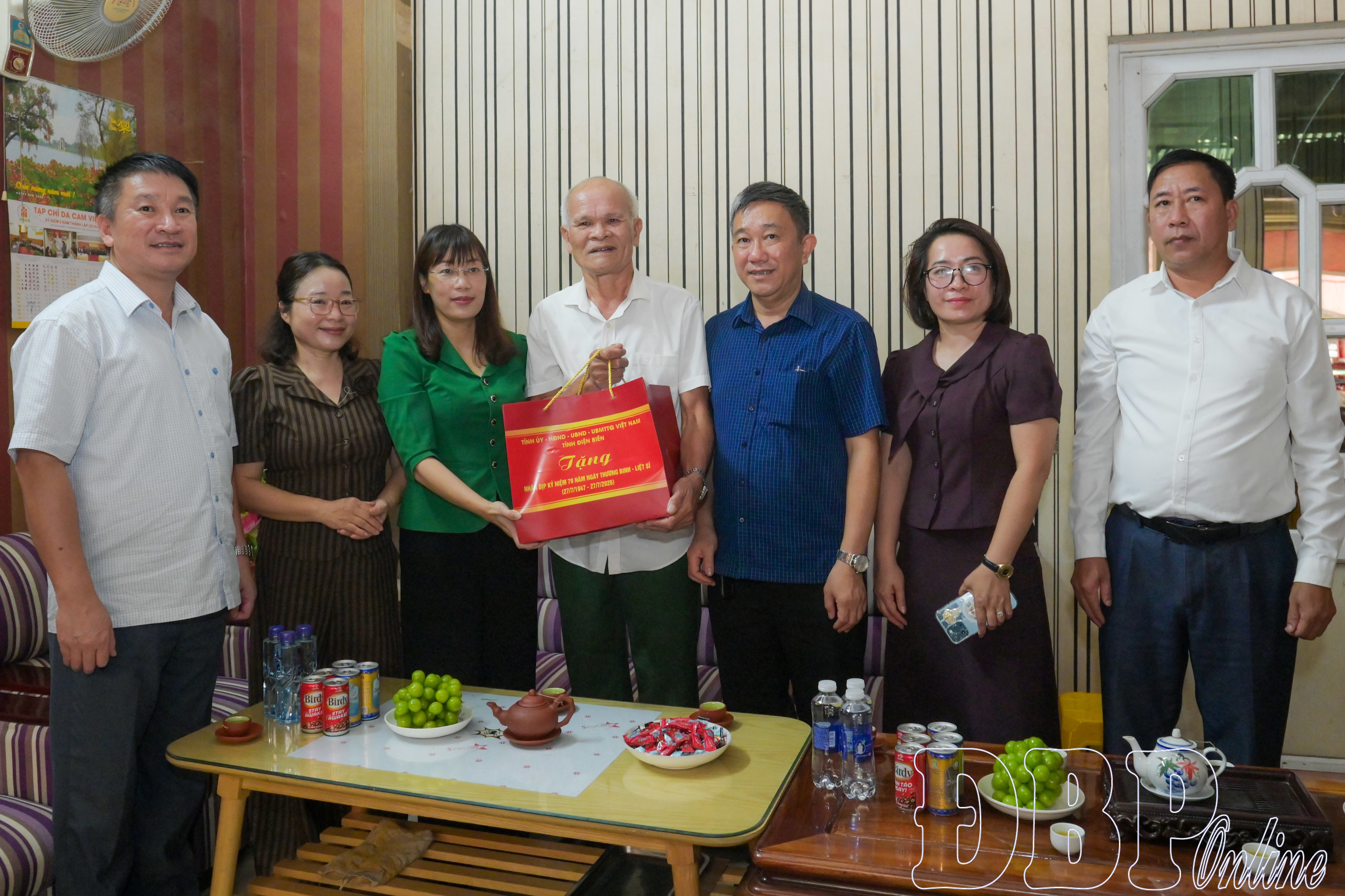 Phó Chủ tịch Thường trực HĐND tỉnh Cao Thị Tuyết Lan thăm, tặng quà gia đình chính sách tại xã Sam Mứn
