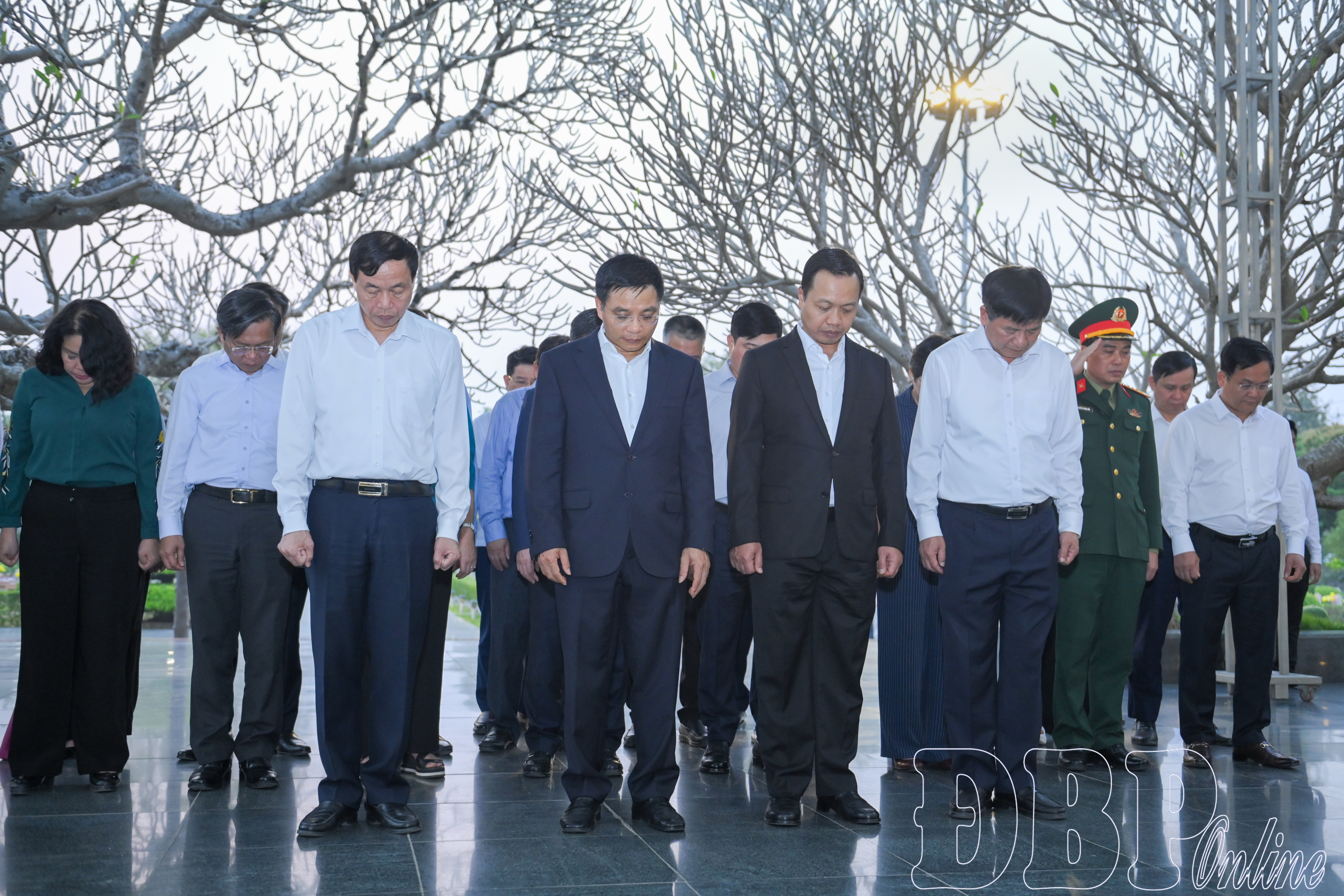 Bộ trưởng Bộ Tài chính Nguyễn Văn Thắng dâng hương tưởng niệm các anh hùng liệt sĩ