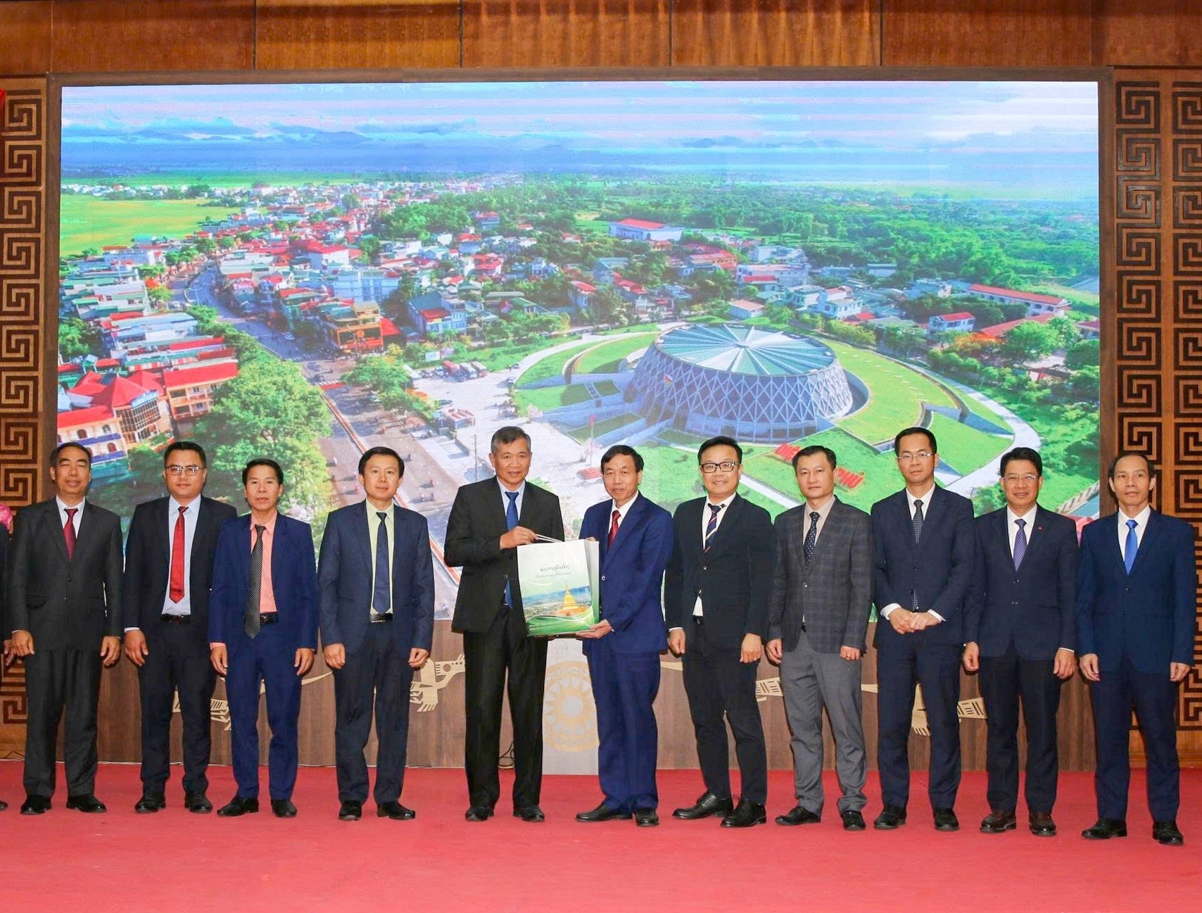 Chủ tịch UBND tỉnh Lê Văn Lương tiếp Đoàn đại biểu tỉnh Phoong Sa Ly và U Đôm Xay (Lào)