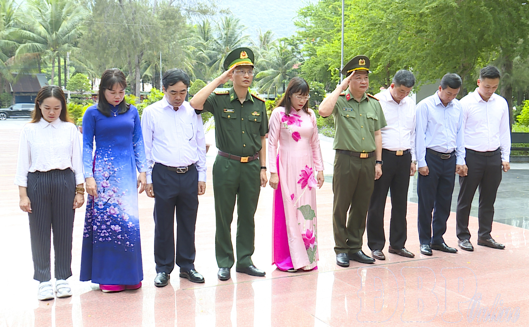 Đoàn công tác tỉnh Điện Biên dâng hương tưởng niệm Anh hùng liệt sĩ tại Côn Đảo