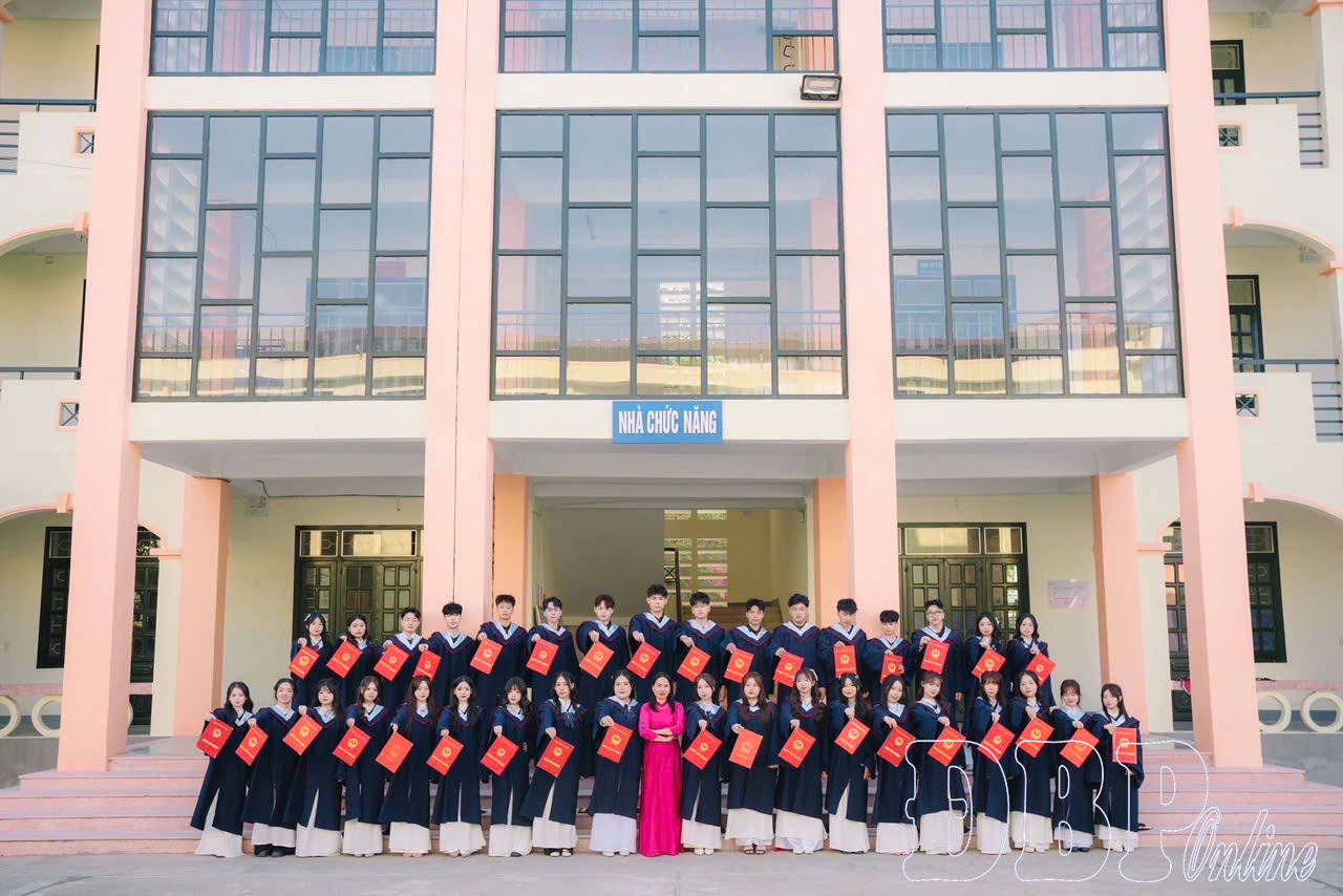 Kỷ yếu vào mùa: Dịch vụ nhộn nhịp, tiềm ẩn rủi ro