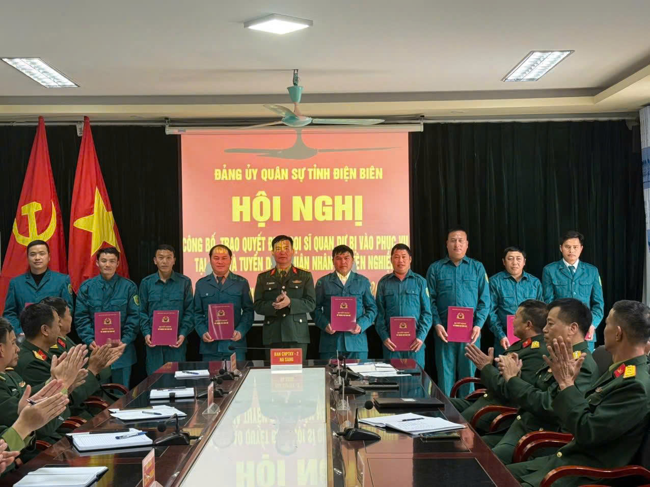 Công bố, trao quyết định tuyển dụng sĩ quan, quân nhân chuyên nghiệp