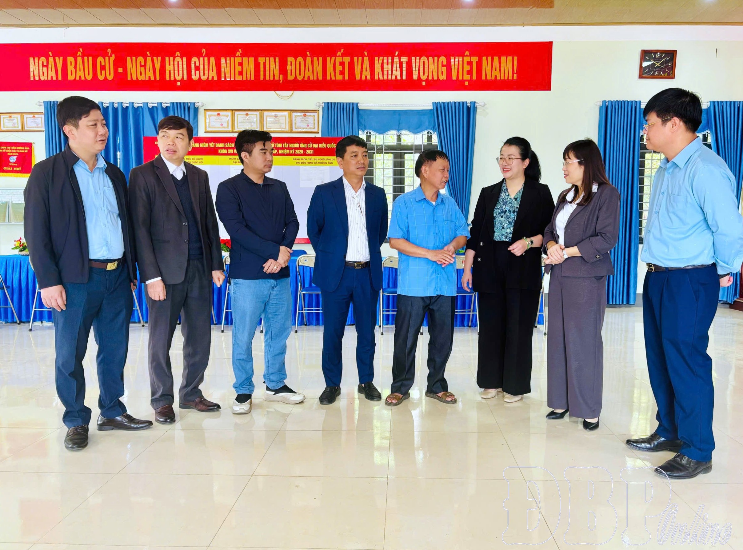 Đồng chí Cao Thị Tuyết Lan kiểm tra công tác bầu cử tại xã Mường Ảng