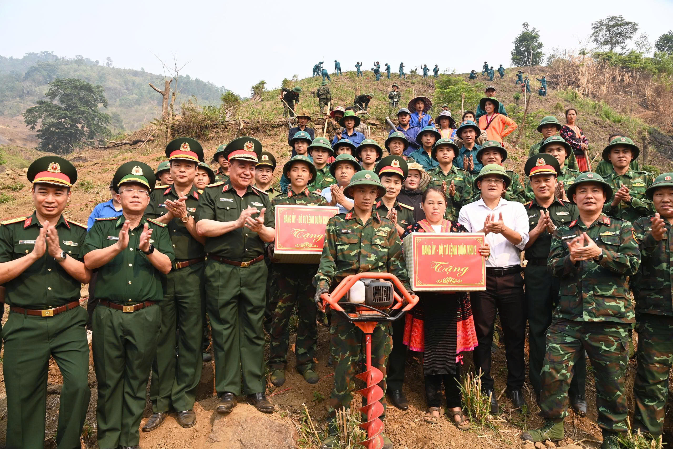 Chính ủy Quân khu 2 thăm, động viên cán bộ, chiến sĩ giúp dân trồng cây