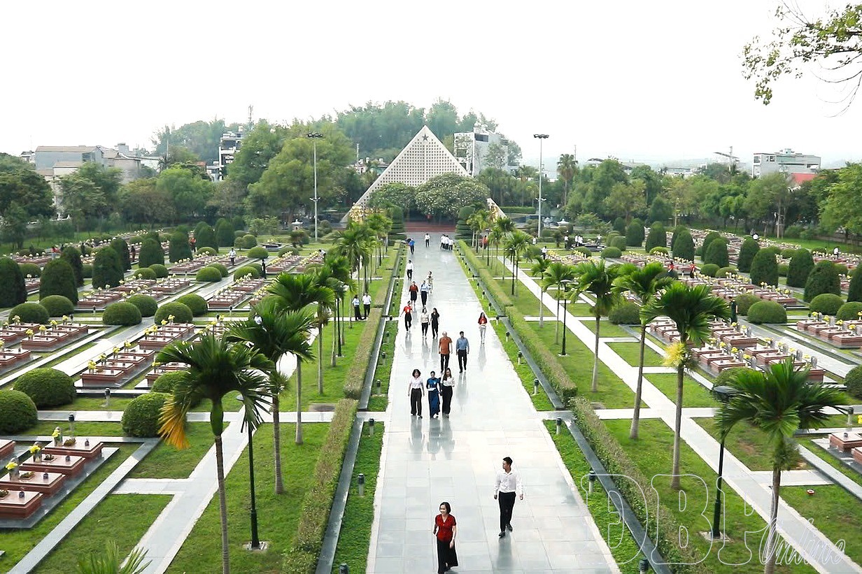 Những người lặng lẽ chăm sóc phần mộ liệt sĩ