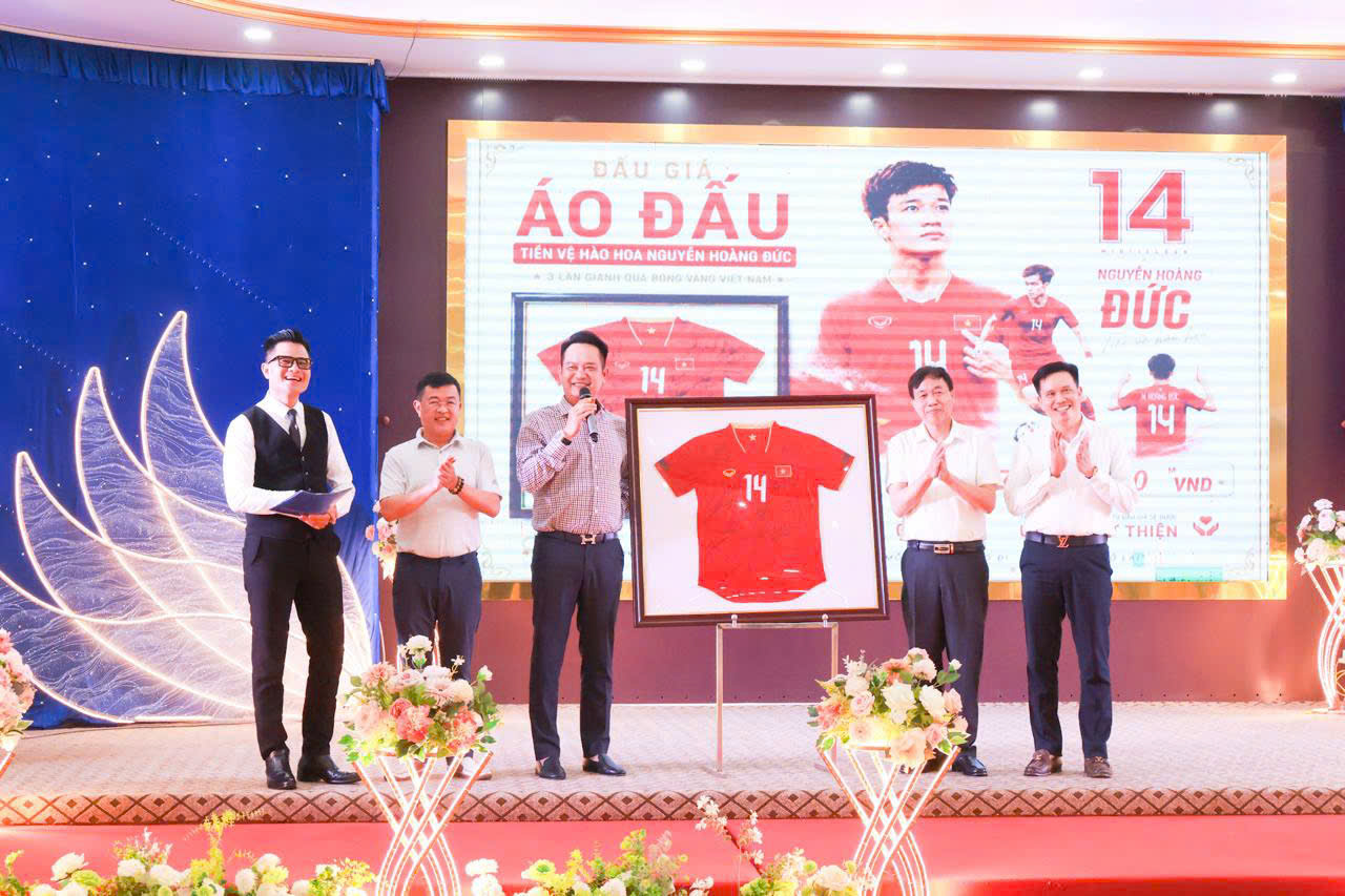 Đấu giá áo cầu thủ Hoàng Đức gây quỹ hỗ trợ người nghèo