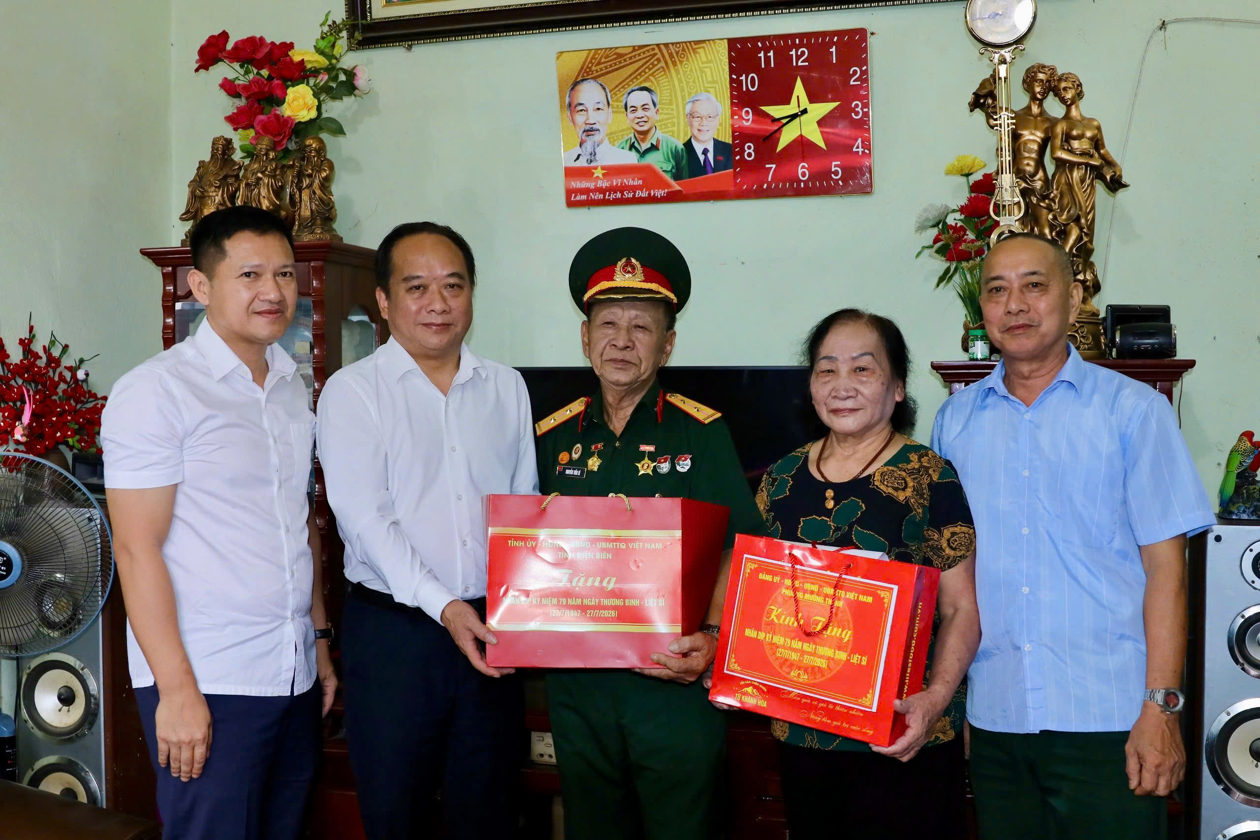 Phó Chủ tịch UBND tỉnh Nguyễn Minh Phú thăm, tặng quà người có công tại phường Mường Thanh